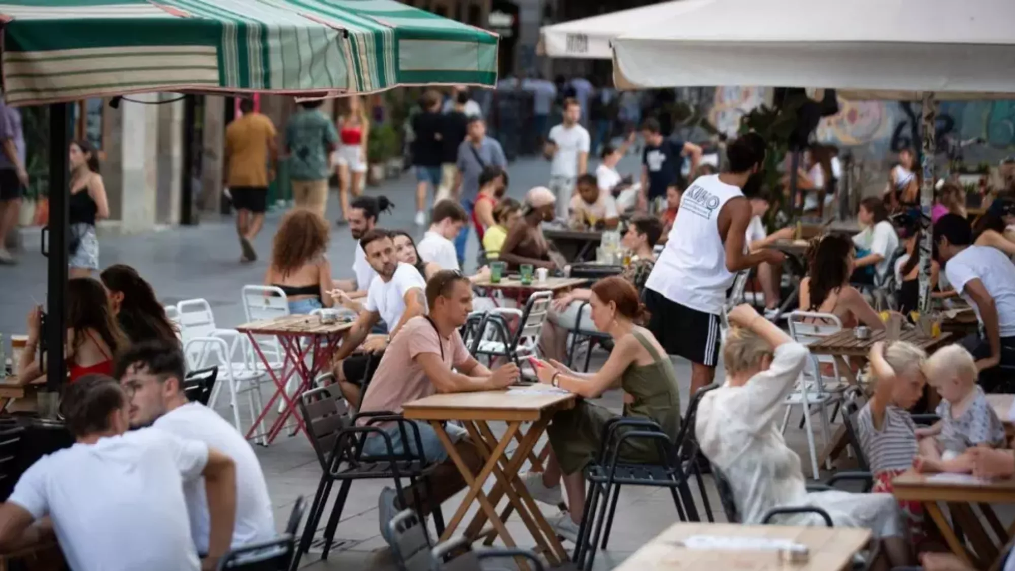 Gente sentada en terrazas de bares. / EP