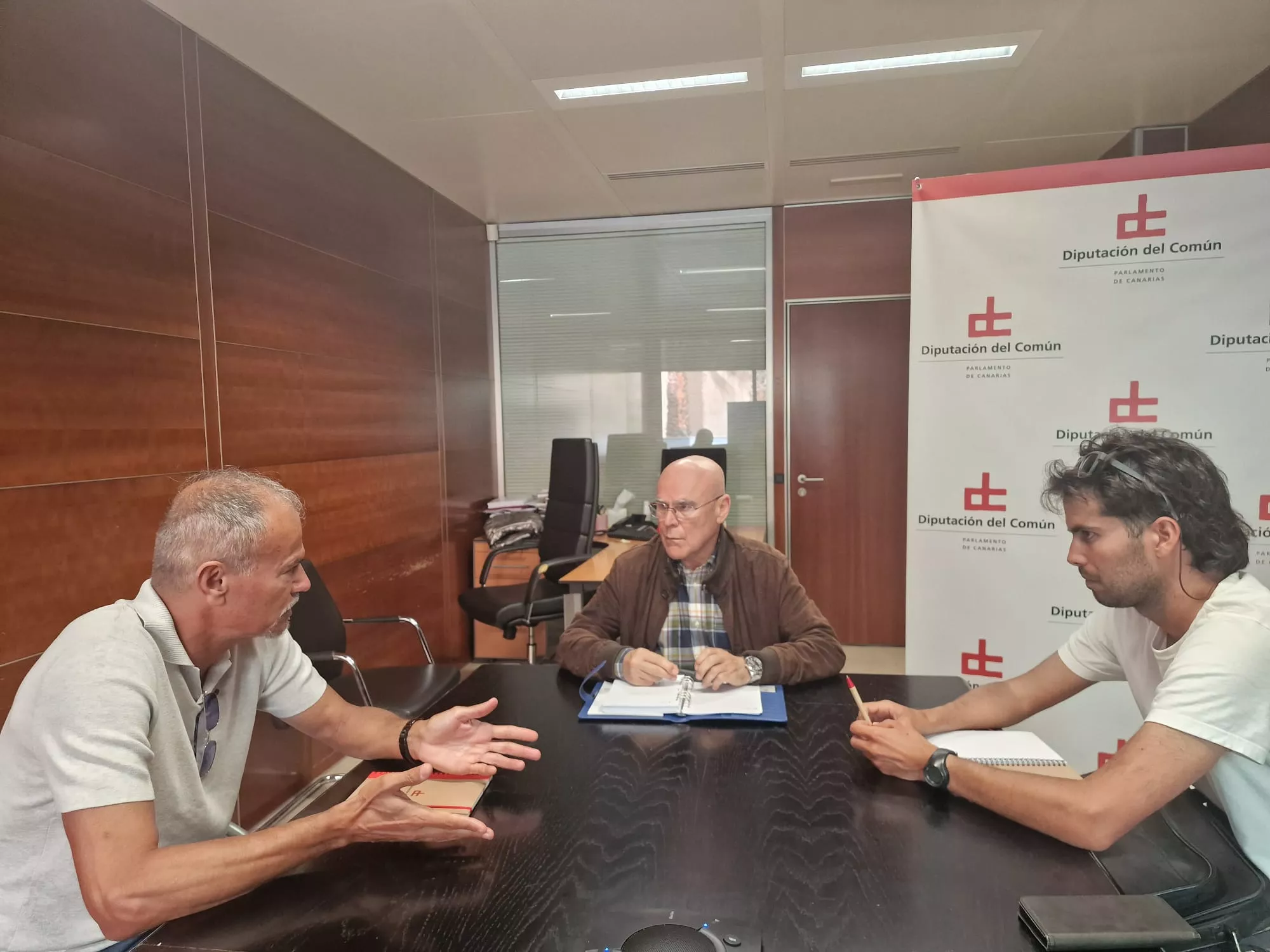 Reunión de los convocantes de la plataforma Canarias se agota con el diputado del común Rafael Yanes. / CEDIDA Reunión de los convocantes de la plataforma Canarias se agota con el diputado del común Rafael Yanes. / CEDIDA