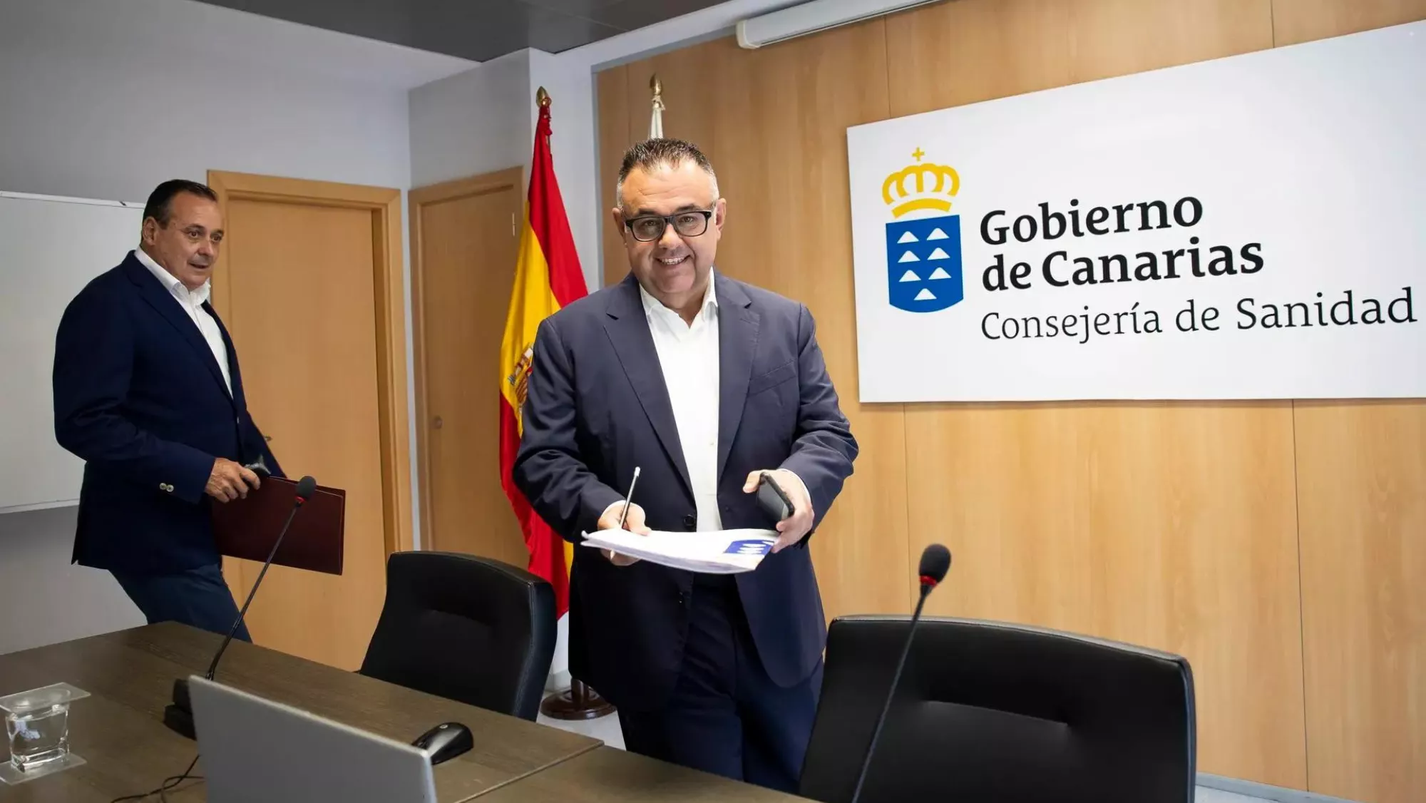 El consejero de Sanidad del Gobierno de Canarias, Blas Trujillo y el director del Servicio Canario de la Salud, Conrado Domínguez / EFE - ÁNGEL MEDINA G.