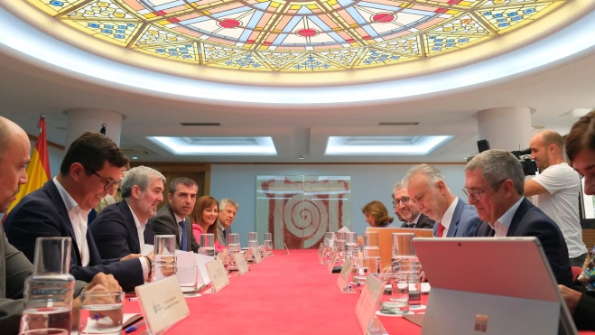 Reunión para abordar las competencias de Costas / EFE - ÁNGEL MEDINA G.