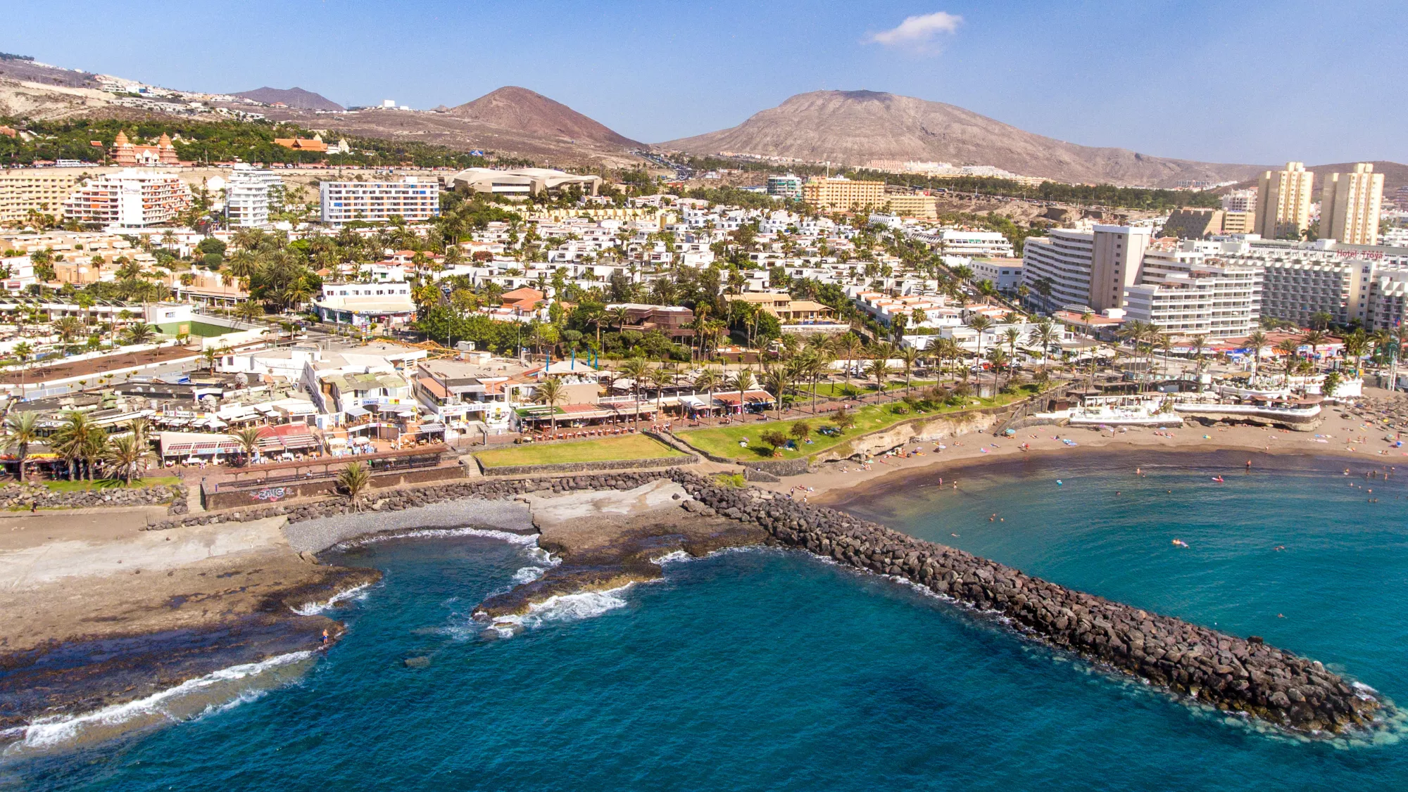 Panorámica de la zona turística de Costa Adeje, en la isla de Tenerife, donde aparecieron los jóvenes muertos. / ARCHIVO