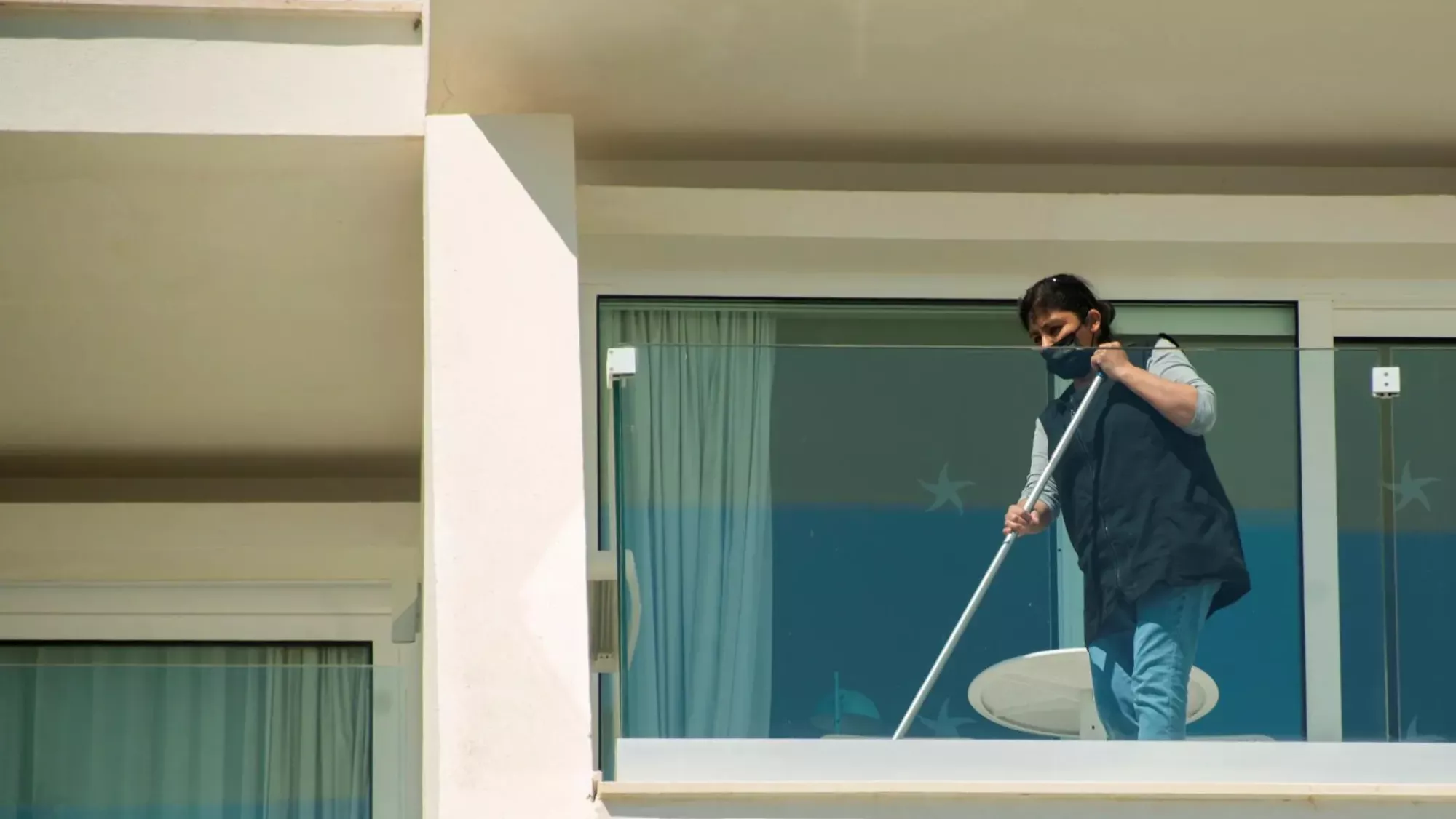 Imagen de una trabajadora del sector servicios limpiando / EFE