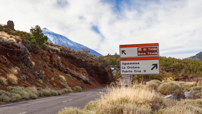 Cartel de una carretera en el Teide, Tenerife. / CANVA Cartel de una carretera en el Teide, Tenerife. / CANVA