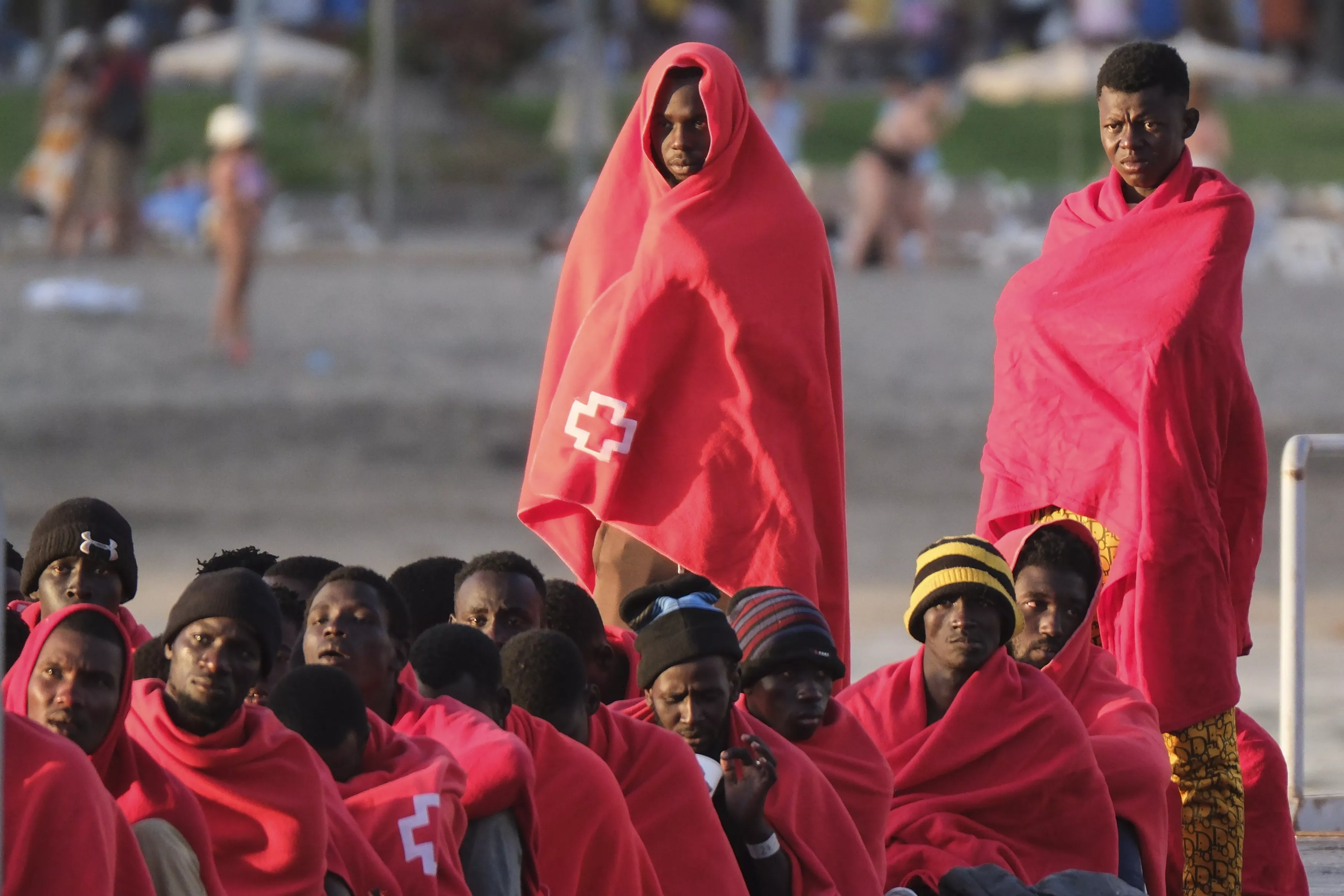 Un centenar de migrantes subsaharianos (de la zona del Sahel) rescatados en Canarias. / EFE