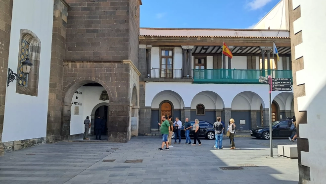 Trabajadores de la Cruz Roja a la salida del TSJC / ATLÁNTICO HOY