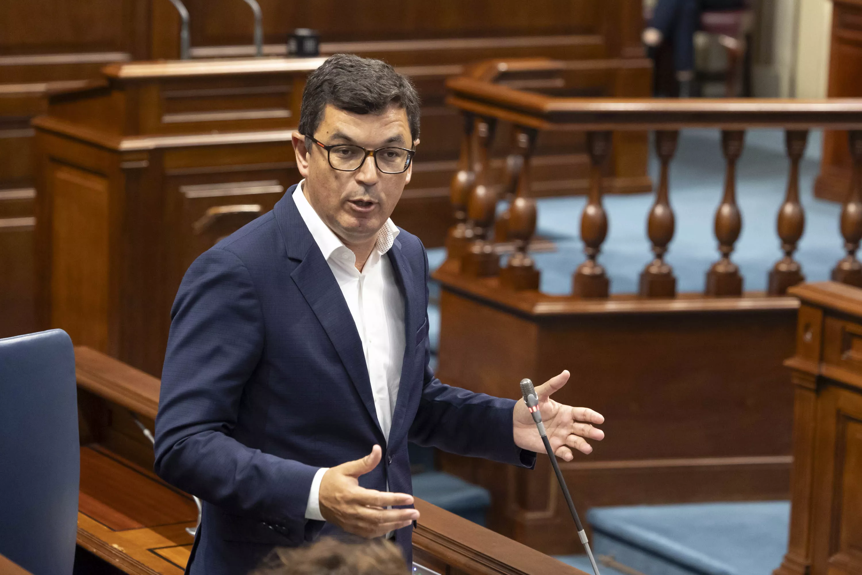 El consejero de Vivienda del Gobierno de Canarias, Pablo Rodríguez, durante el pleno del Parlamento de Canarias. / EFE