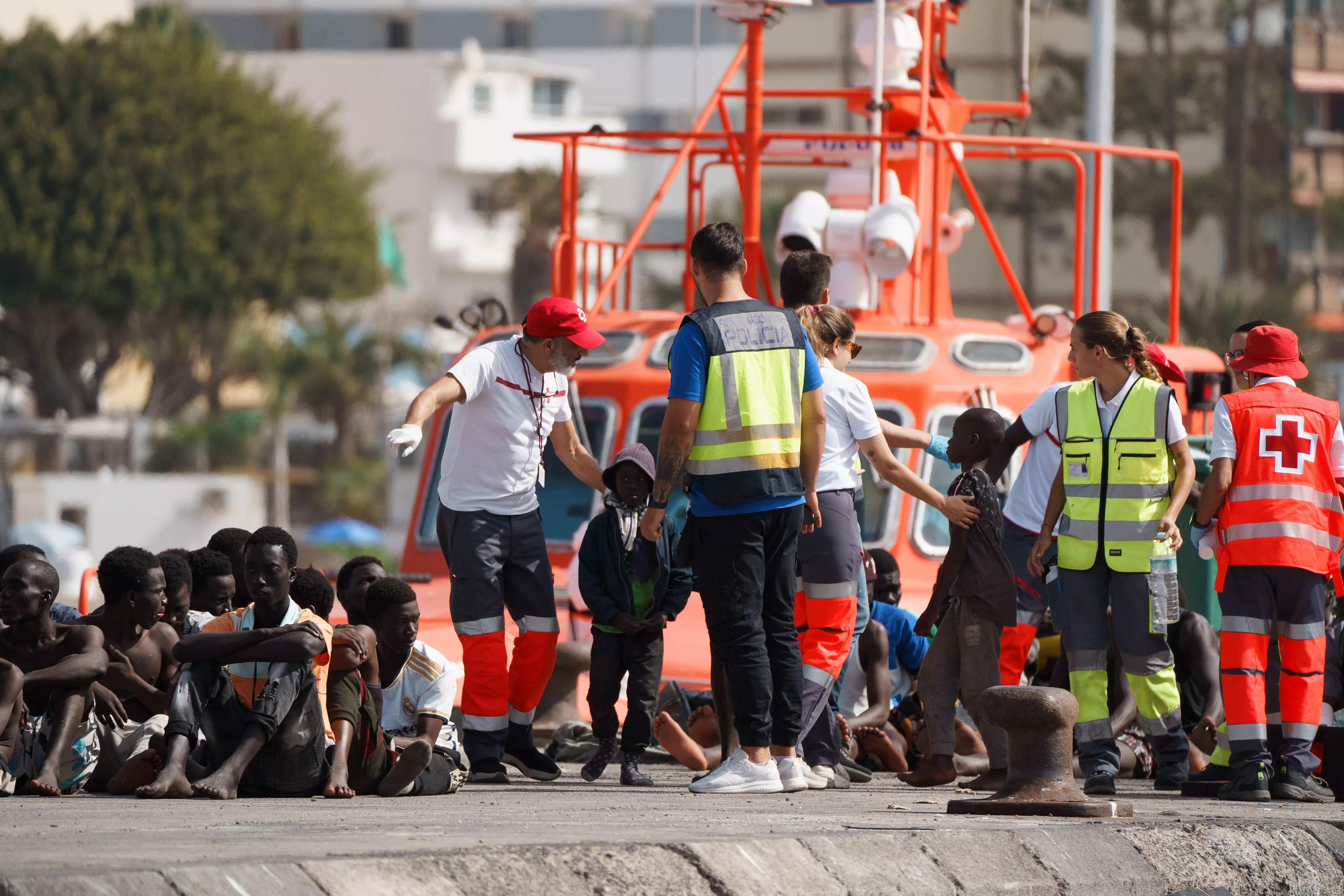 Varias personas rescatadas en aguas de las islas, entre ellas varios menores. / EFE