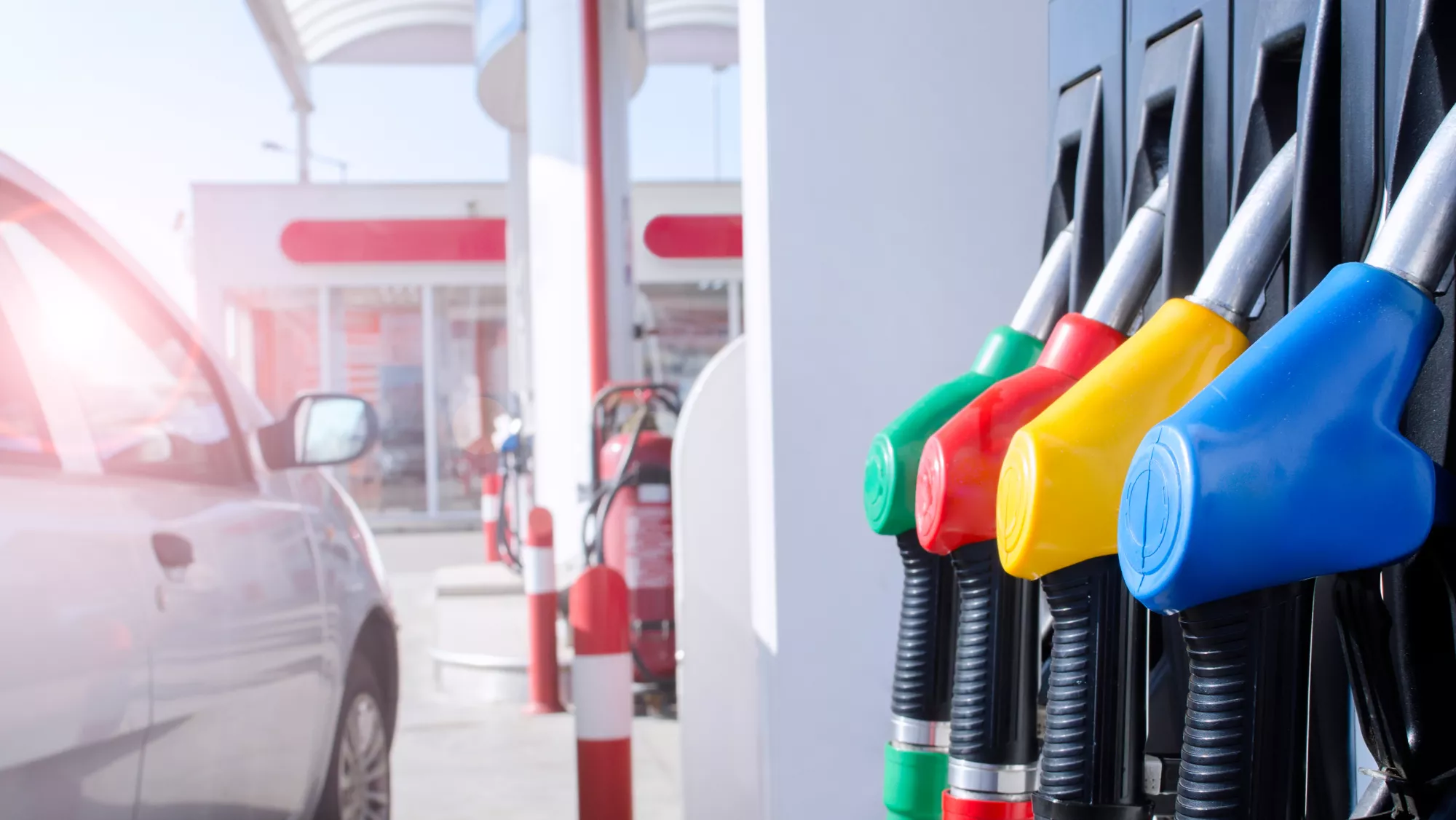 Imagen de una gasolinera de combustibles.  CANVA