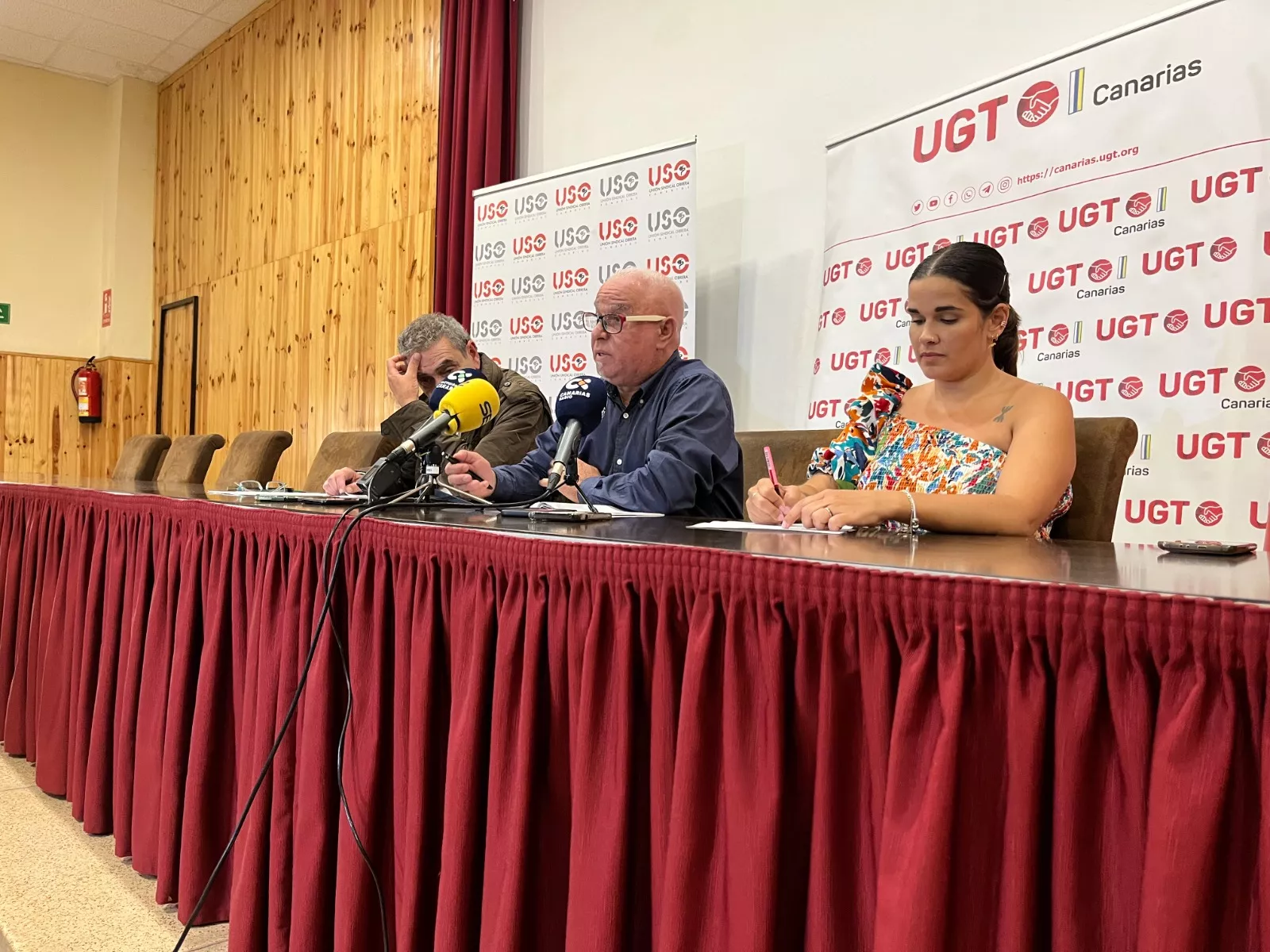 De izquierda a derecha, Inocencio González (CCOO), Manuel Navarro (UGT) e Ithaisa Torres (USO), presentando los actos del 1 de mayo / CEDIDA)