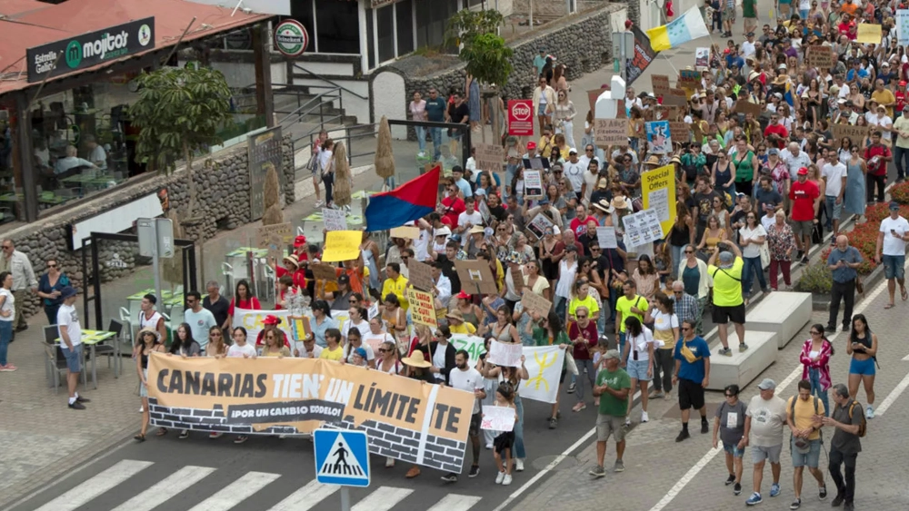 Cabeza de la manifestación del 20A en Lanzarote, con los convocantes de 'la Coordinadora' a la cabeza./ EFE-Adriel Perdomo