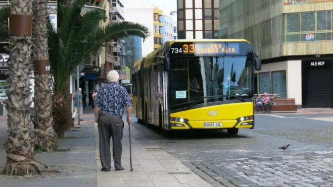 Una persona esperando la guagua de la línea 33 / GUAGUAS MUNICIPALES