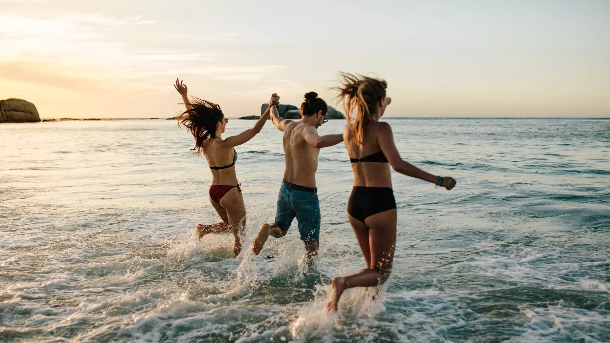 Imagen de amigos bañándose en una playa de Canarias/  AH