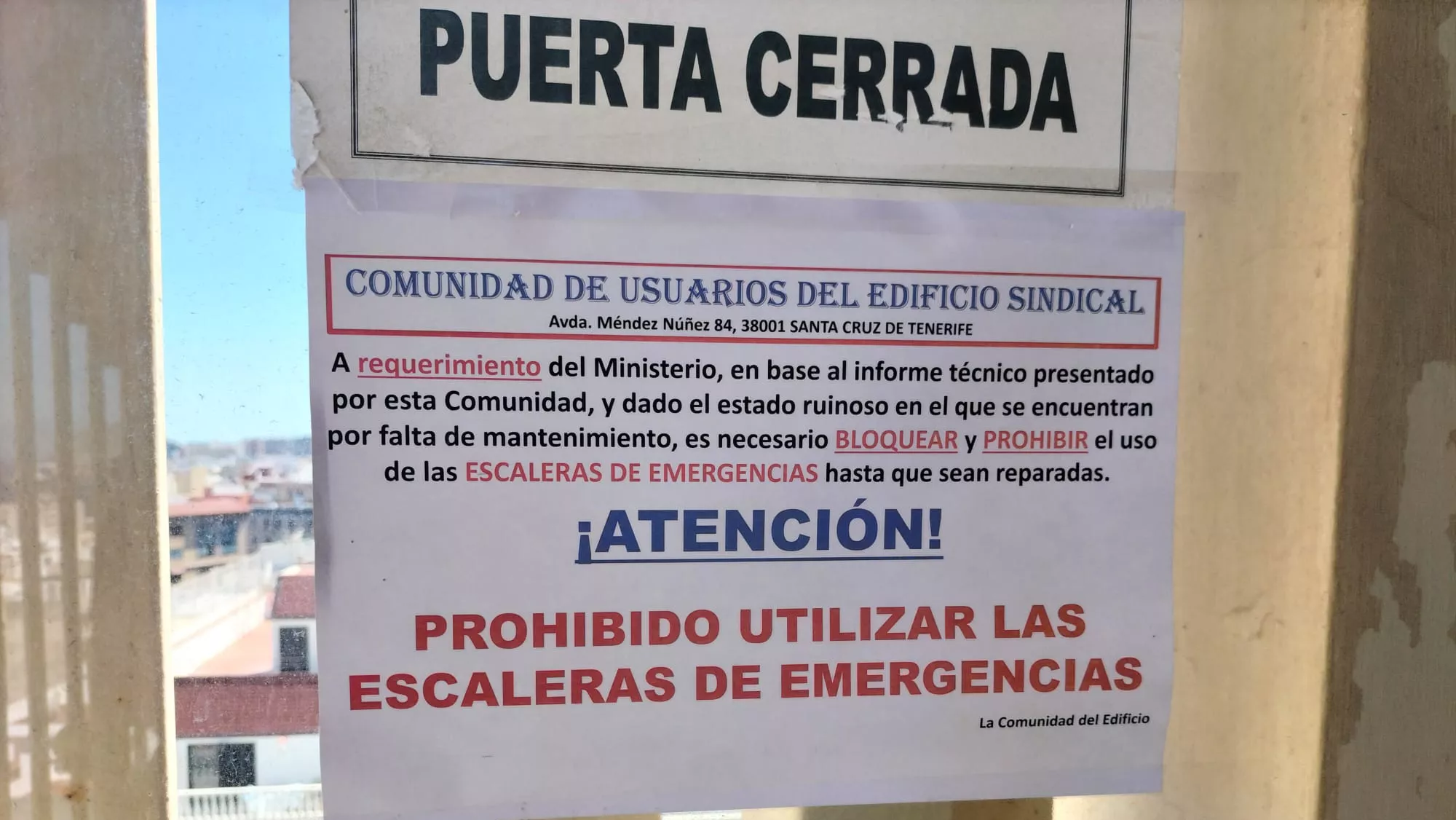 Cartel colocado en las salidas de emergencia del Edificio Sindical de Santa Cruz, que prohíbe el acceso a las mismas./ AH