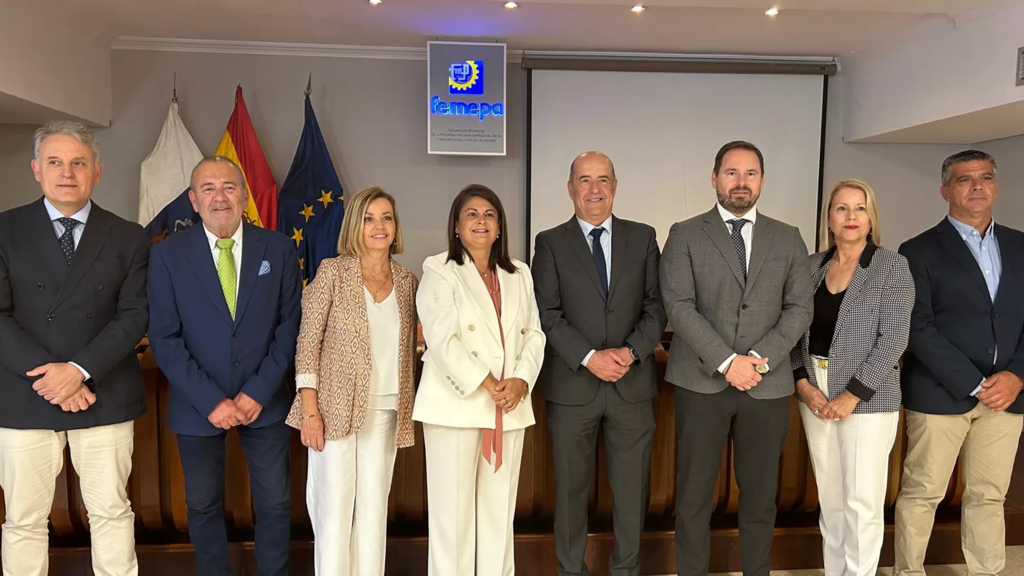 Foto de familia de la toma de posesión de Patricia Jiménez como presidenta de Femepa  AH