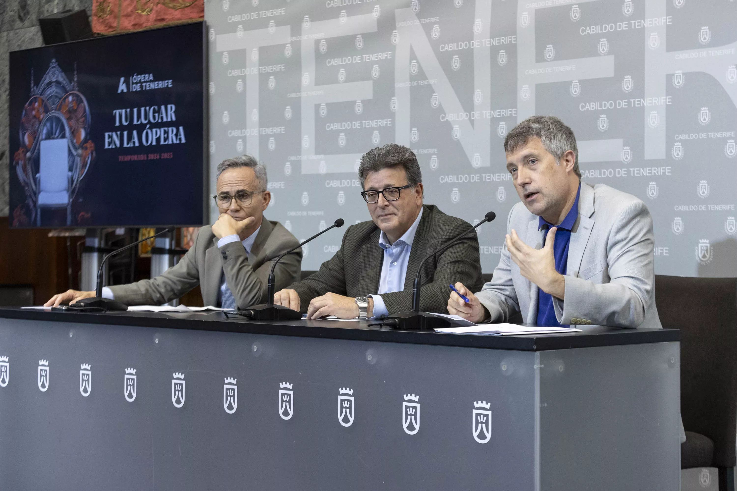 El consejero de Cultura del Cabildo de Tenerife, José Carlos Acha (c), el viceconsejero de Cultura del Gobierno de Canarias, Horacio Umpiérrez (i), y del director artístico de Auditorio de Tenerife, José Luis Rivero (d), quienes presentaron la nueva temporada. / EFE