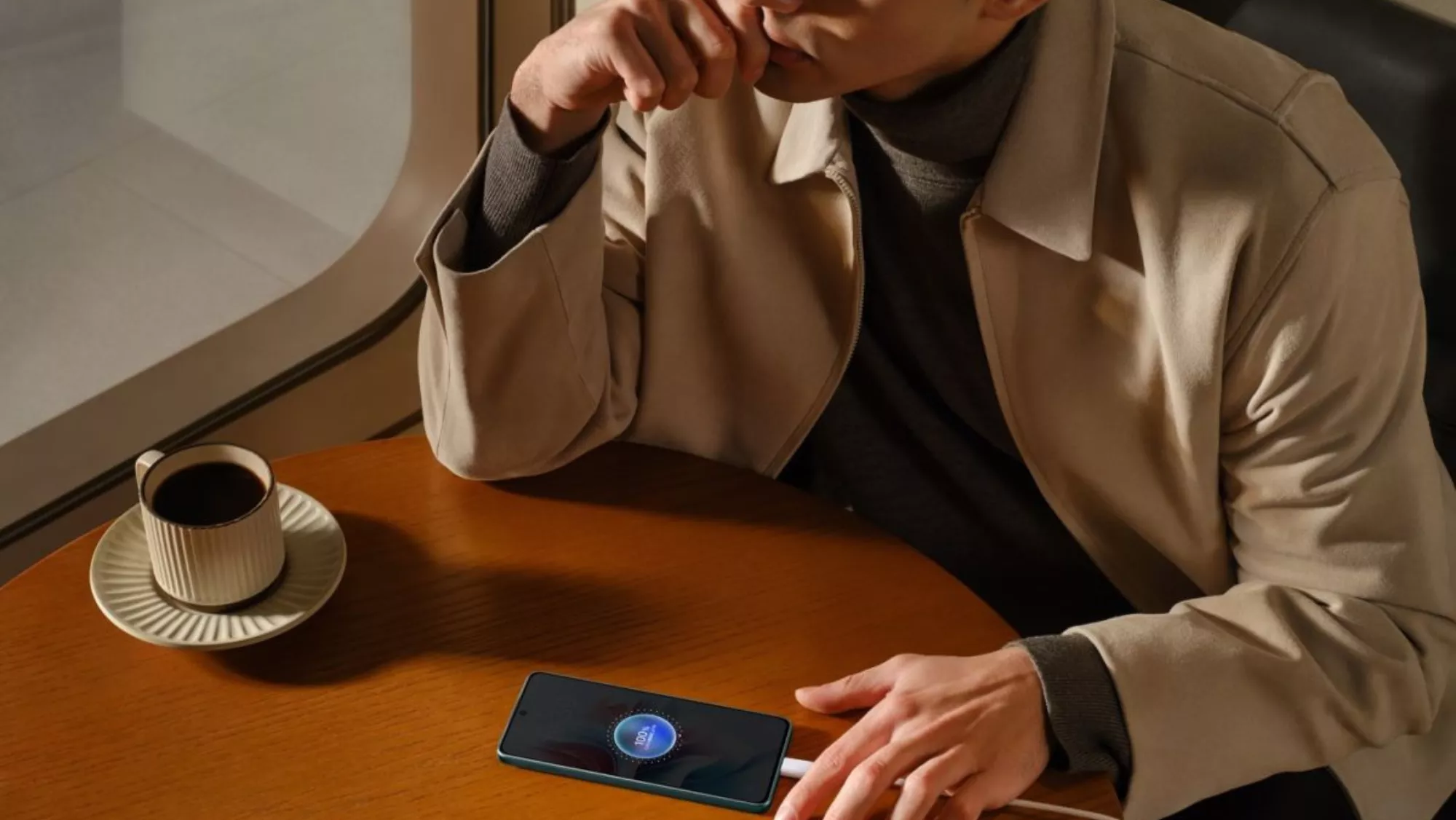 Una persona carga un móvil / SERVIMEDIA