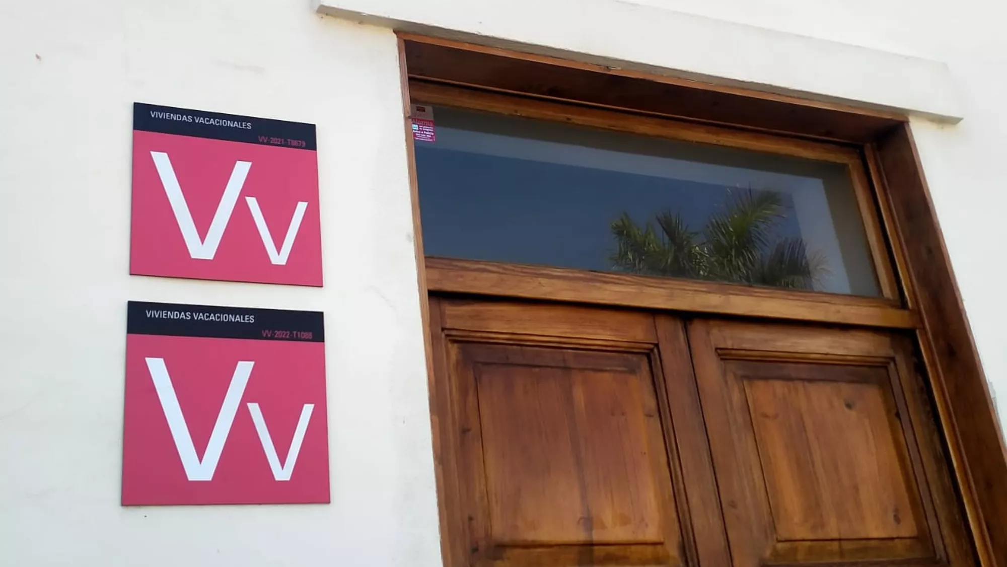 Cartel de viviendas vacacionales en un local en Puerto de la Cruz, en Tenerife. ATLÁNTICO HOY