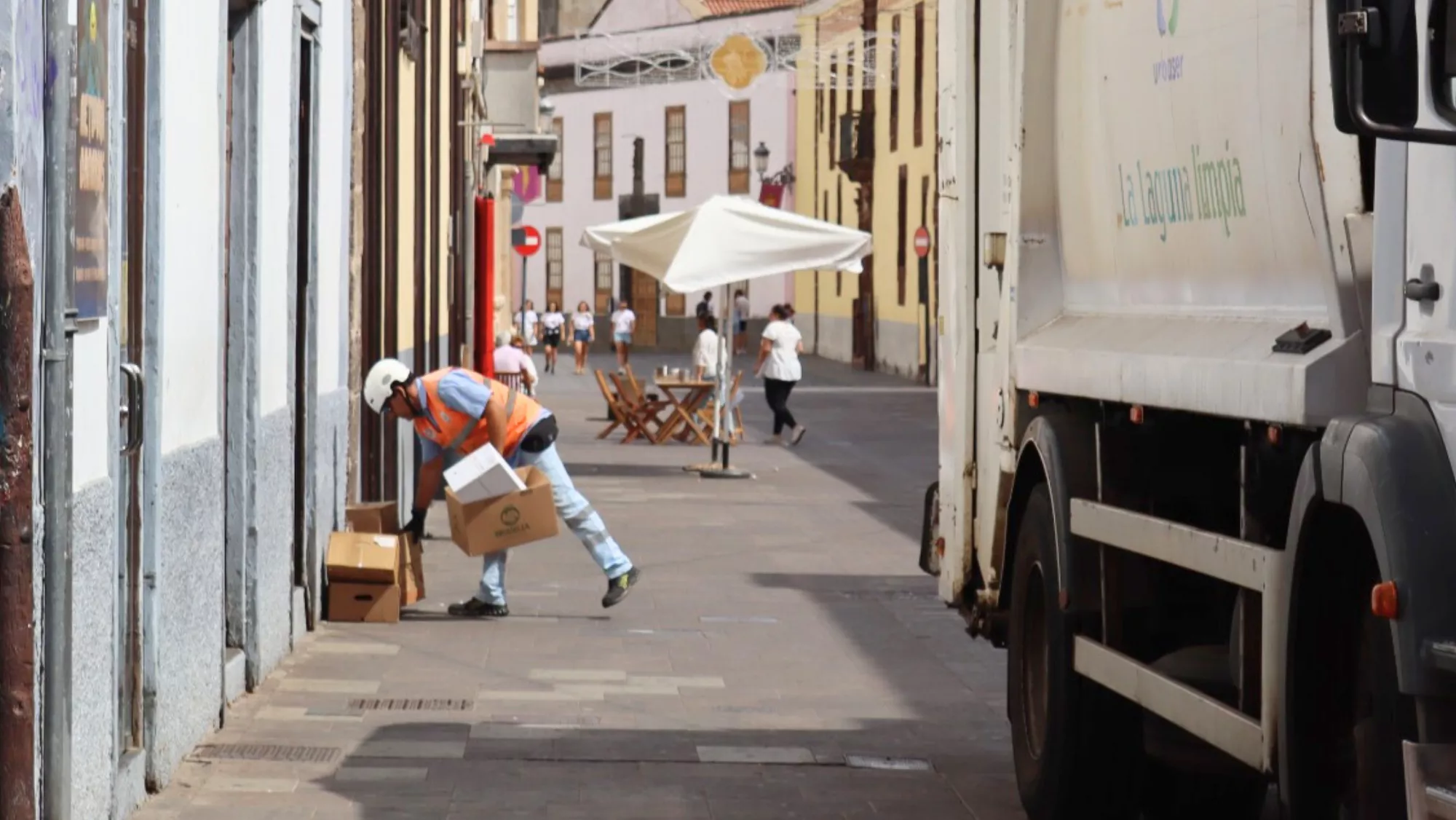 Un trabajador en La Laguna (Canarias). / ATLÁNTICO HOY