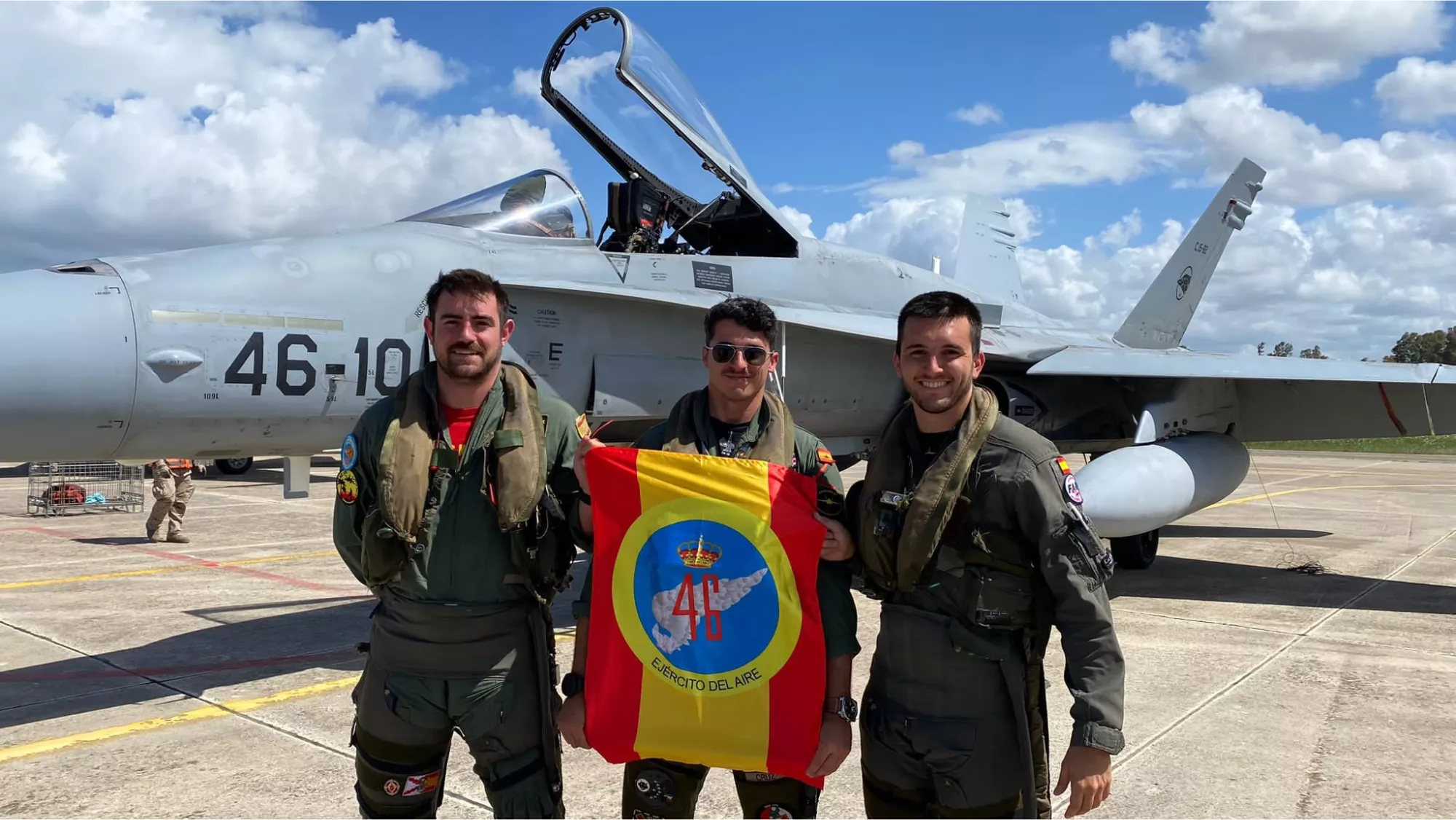 Los pilotos de los F 18 posan ante uno de los avión / MDE