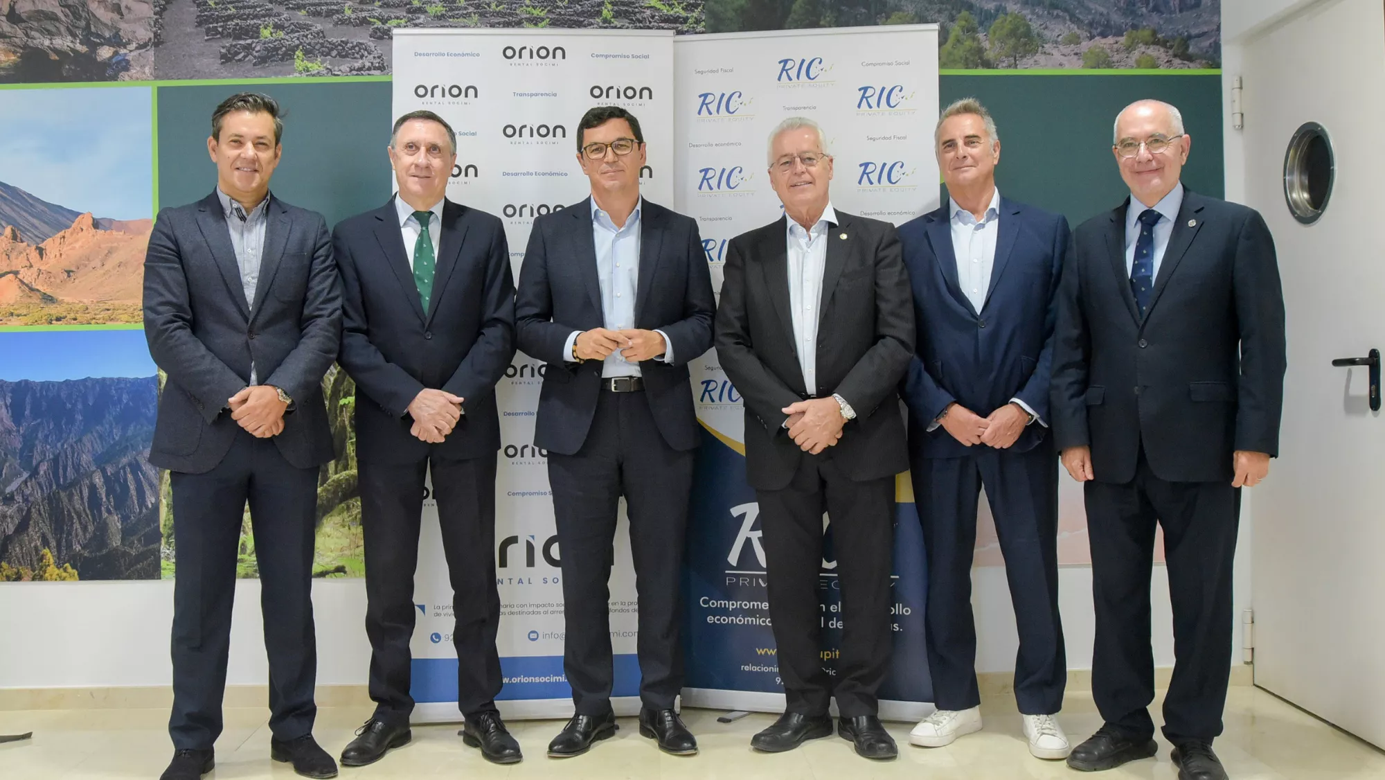 El consejero Pablo Rodríguez (tercero por la izquierda), de Obras Públicas y Vivienda, acude a una jornada sobre la construcción de vivienda protegida por promotoras privadas a través de la RIC./ ACFIPRESS-ESTEFANÍA BRIGANTY