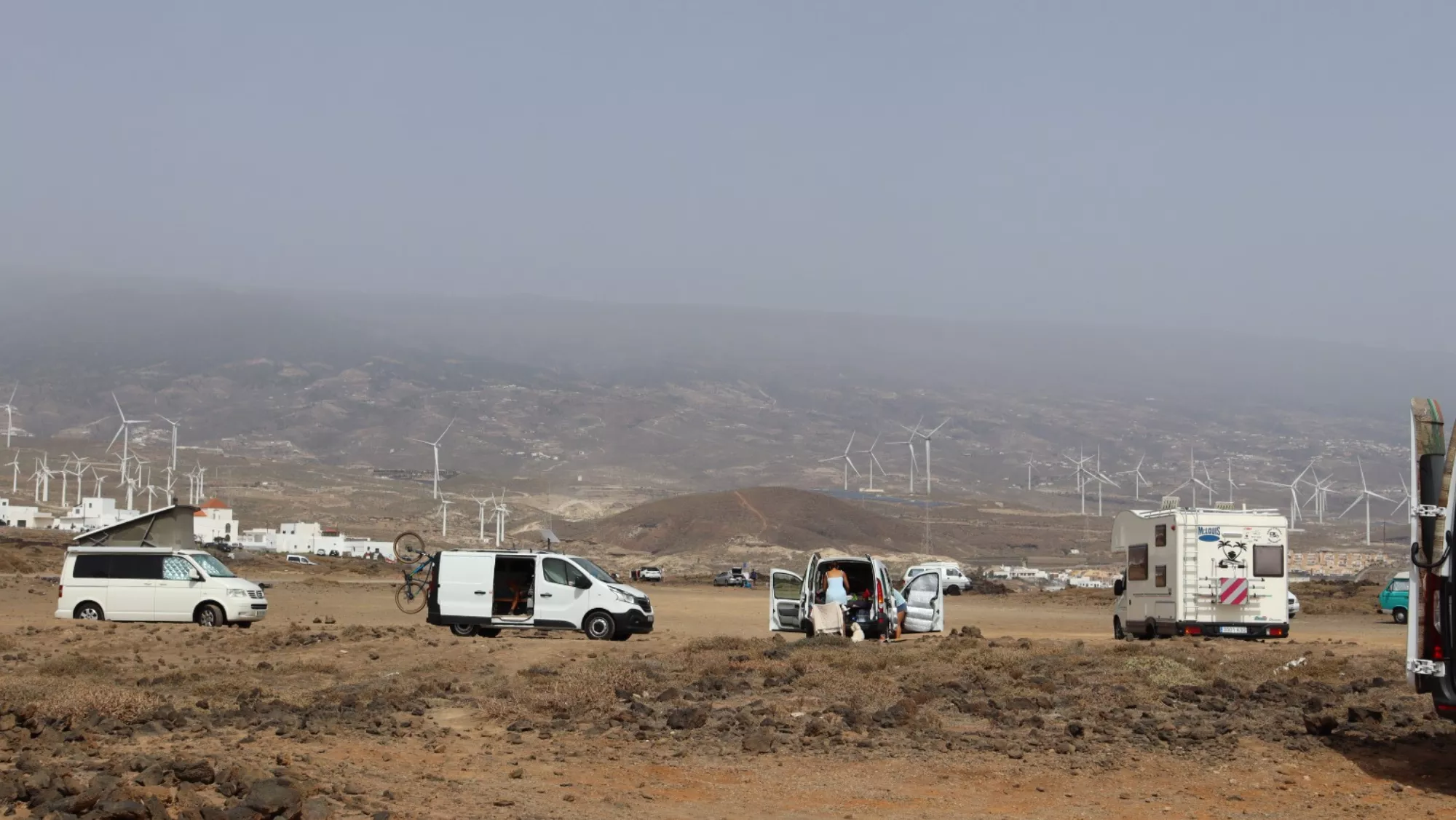 Varios vehículos acampados en una zona no homologada en Arico, Tenerife. / AINOHA CRUZ-AH