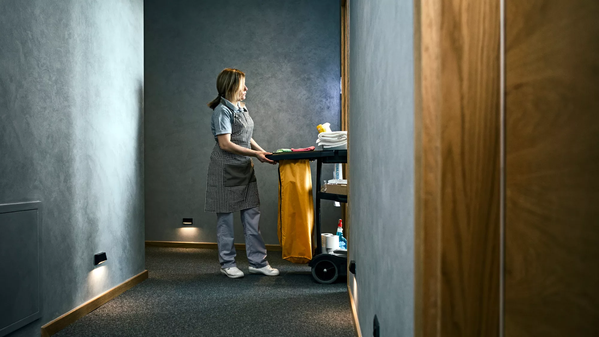 Camarera de piso también conocidas como 'kelly', en un momento de su trabajo.  CANVA