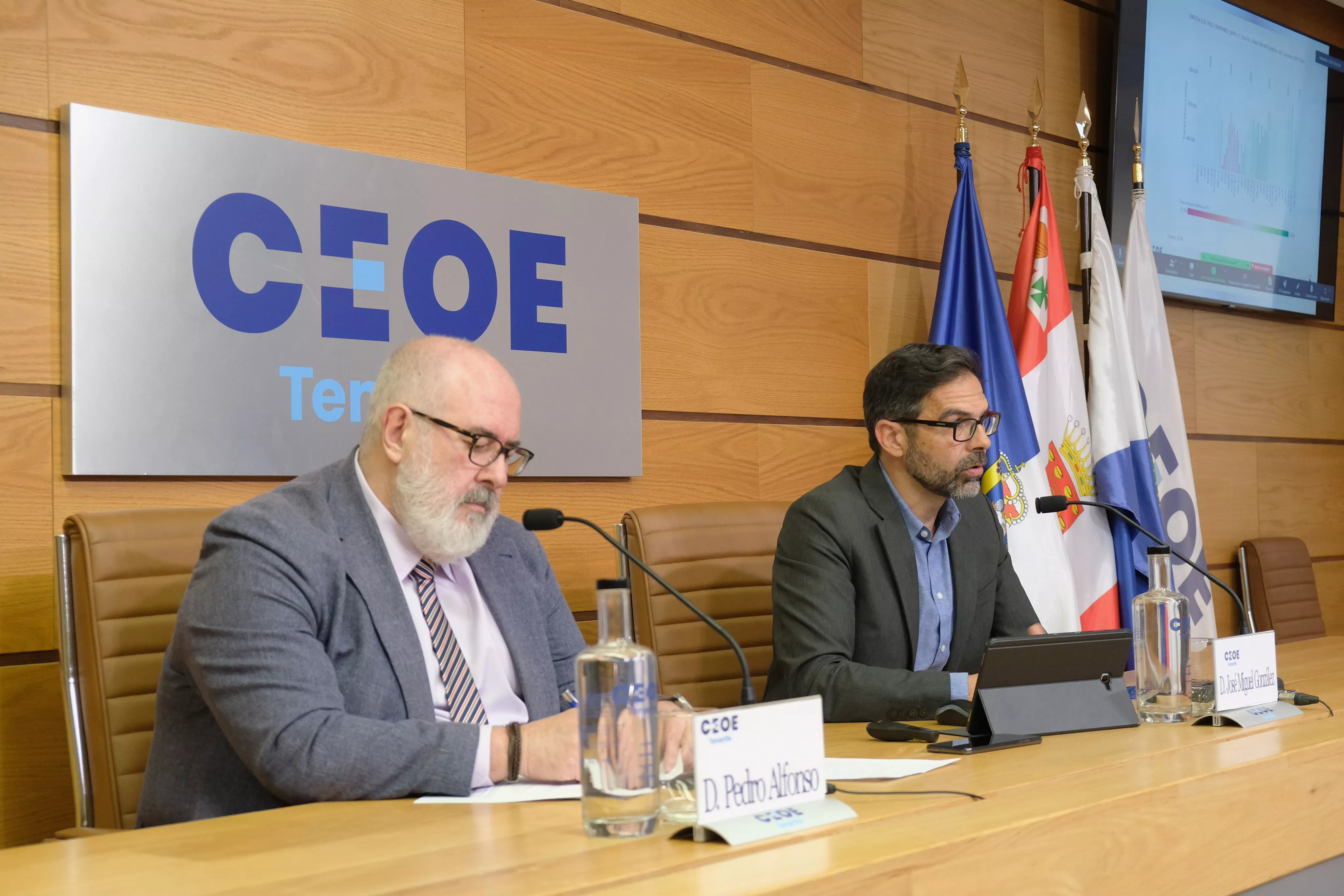 Presentación del informe de coyuntura económica por Pedro Alfonso, presidente de la CEOE Tenerife, y el economista José Miguel González. / CEOE TENERIFE