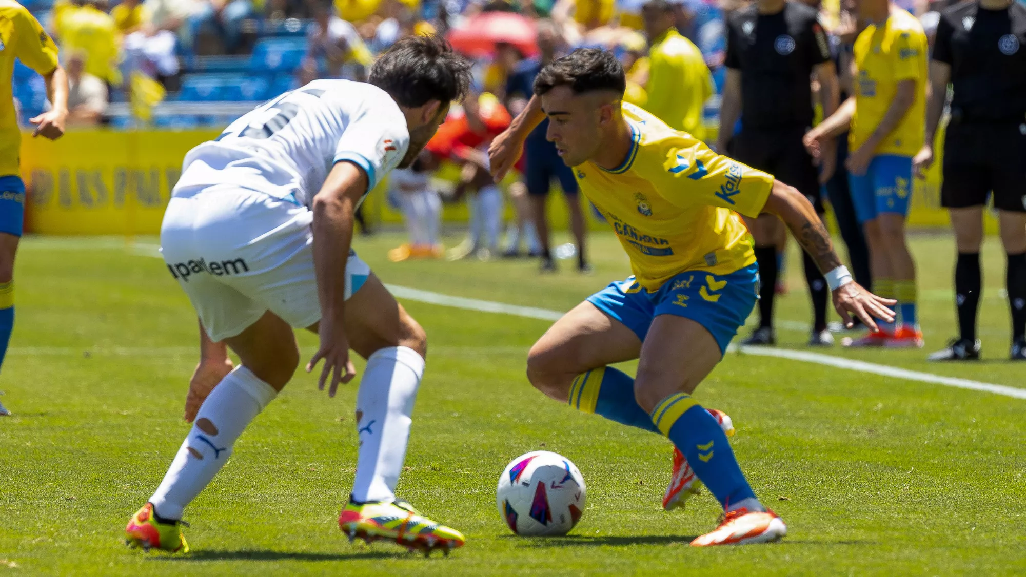 El centrocampista del Girona Fabio González y el centrocampista de la Unión Deportiva Las Palmas Alberto Moleir / EFE - Quique Curbelo