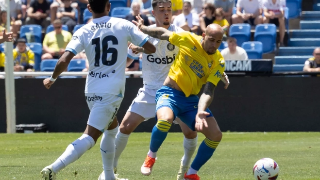 El delantero de la Unión Deportiva Las Palmas Sandro Ramírez, y el centrocampista brasileño del Girona Sávio Moreira / EFE - Quique Curbelo