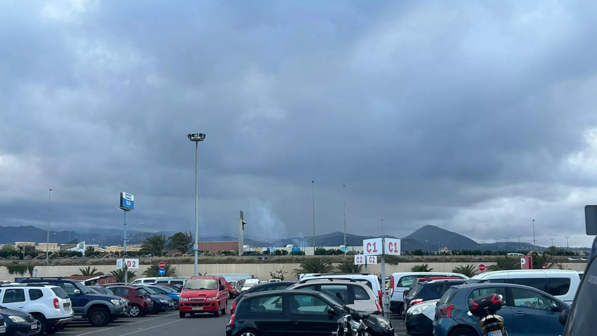 Imagen del humo del incendio desde el parking de Alcampo  ATLÁNTICO HOY   LUNA MOYA