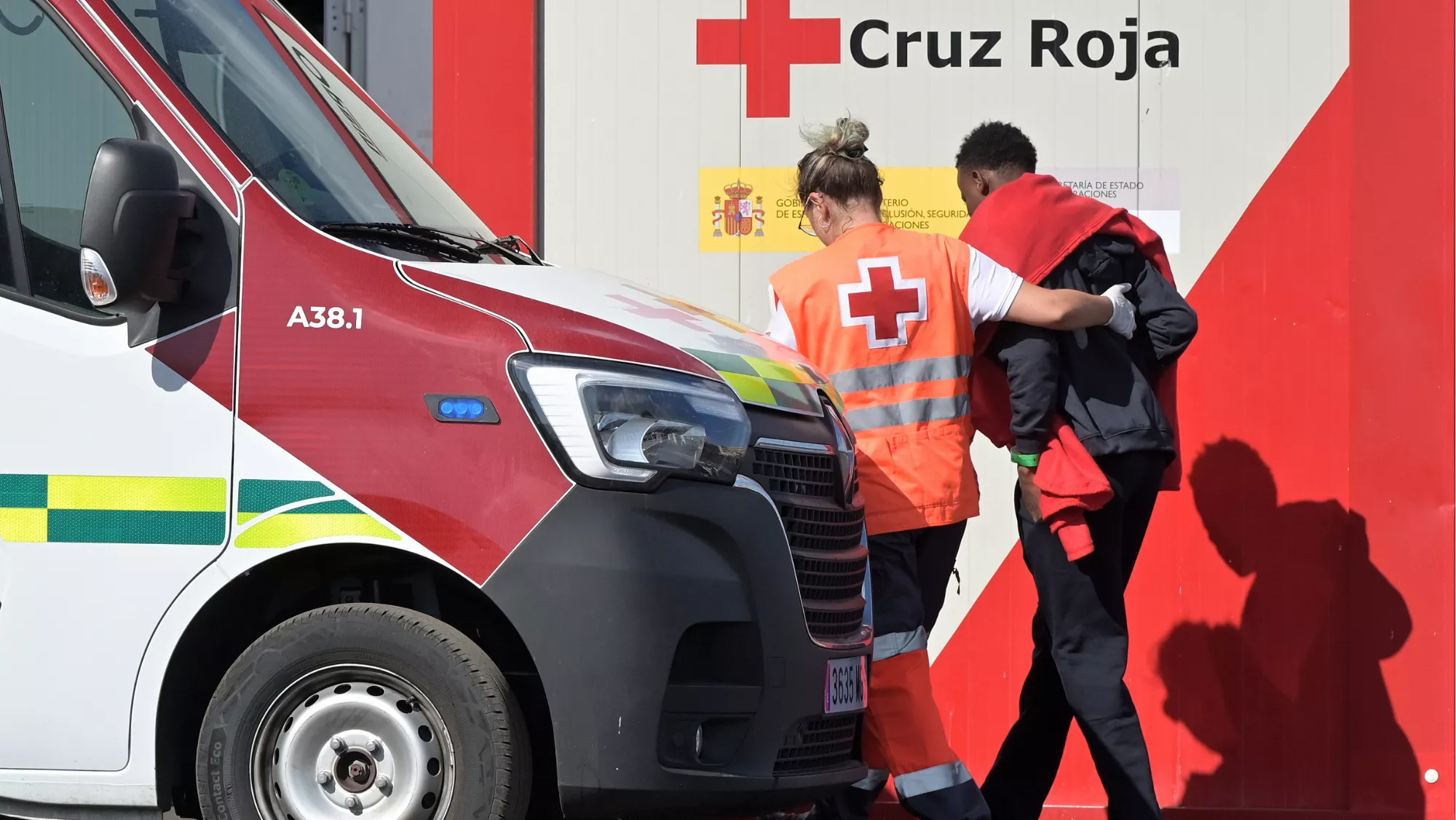 Una voluntaria de Cruz Roja atiende a un migrante / EFE - GELMERT FINOL