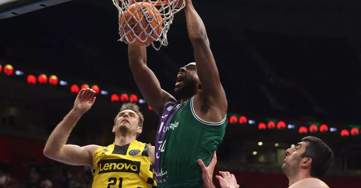 El CB Canarias acarició la remontada en el tramo final cuando se acercó a tres puntos de Unicaja pero el cuadro malagueño terminó proclamándose campeón de la BCL./ EFE.