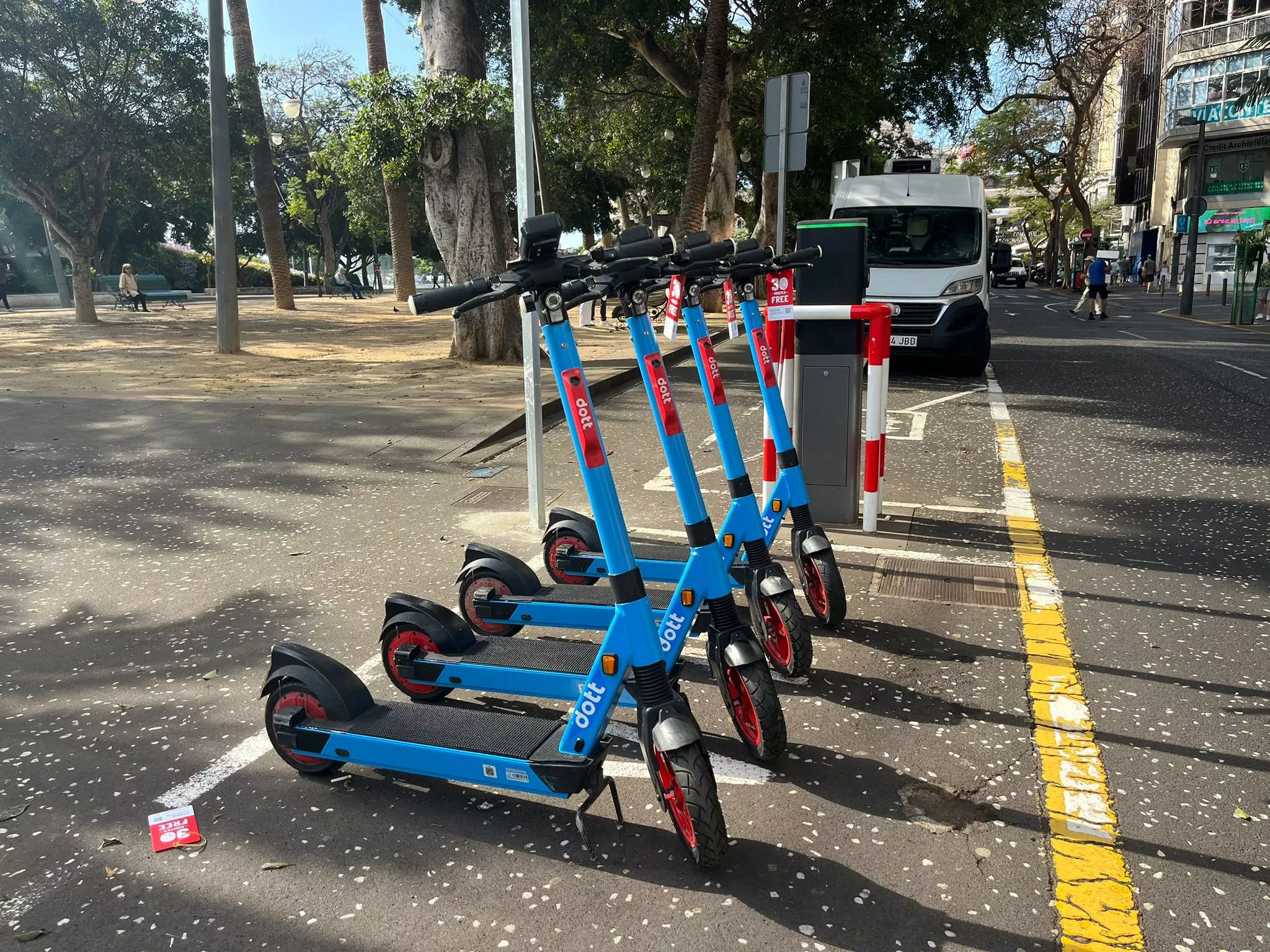 Patinetes eléctricos Ridedott en servicio en Santa Cruz de Tenerife / AH / BELA CABRERA