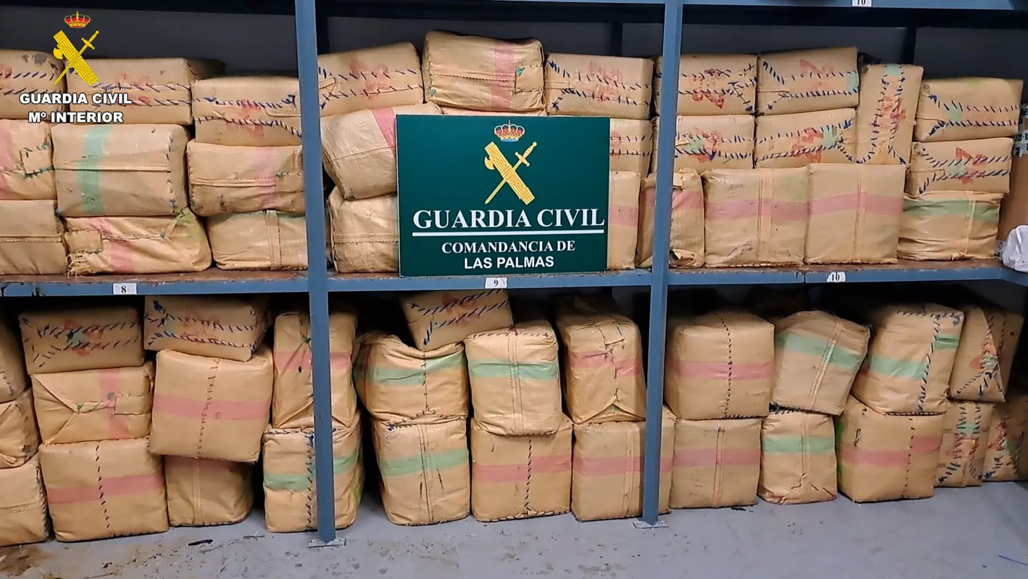 Imagen de los fardos de droga incautados por la Guardia Civil en Gran Canaria / GC