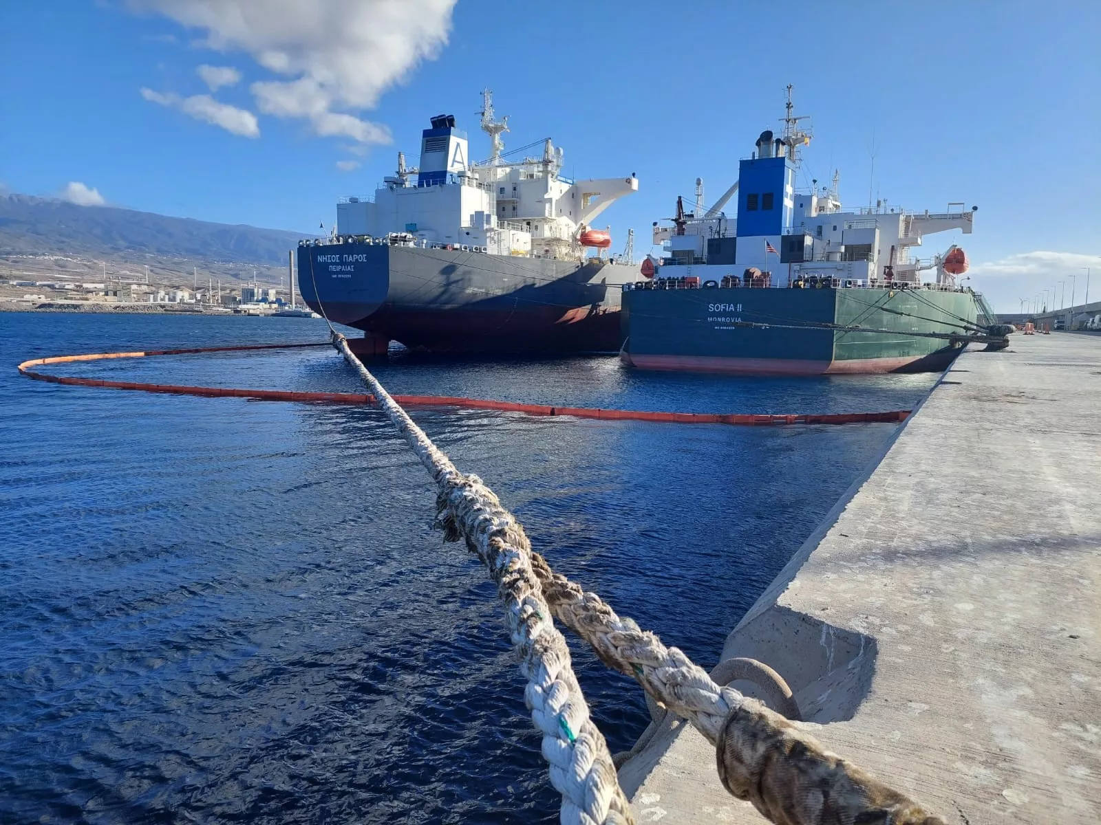 Los buques Nissos Paros y Sofía 5 en el primer trasvase de combustible "barco a barco" en el puerto de Granadilla./ CEDIDA