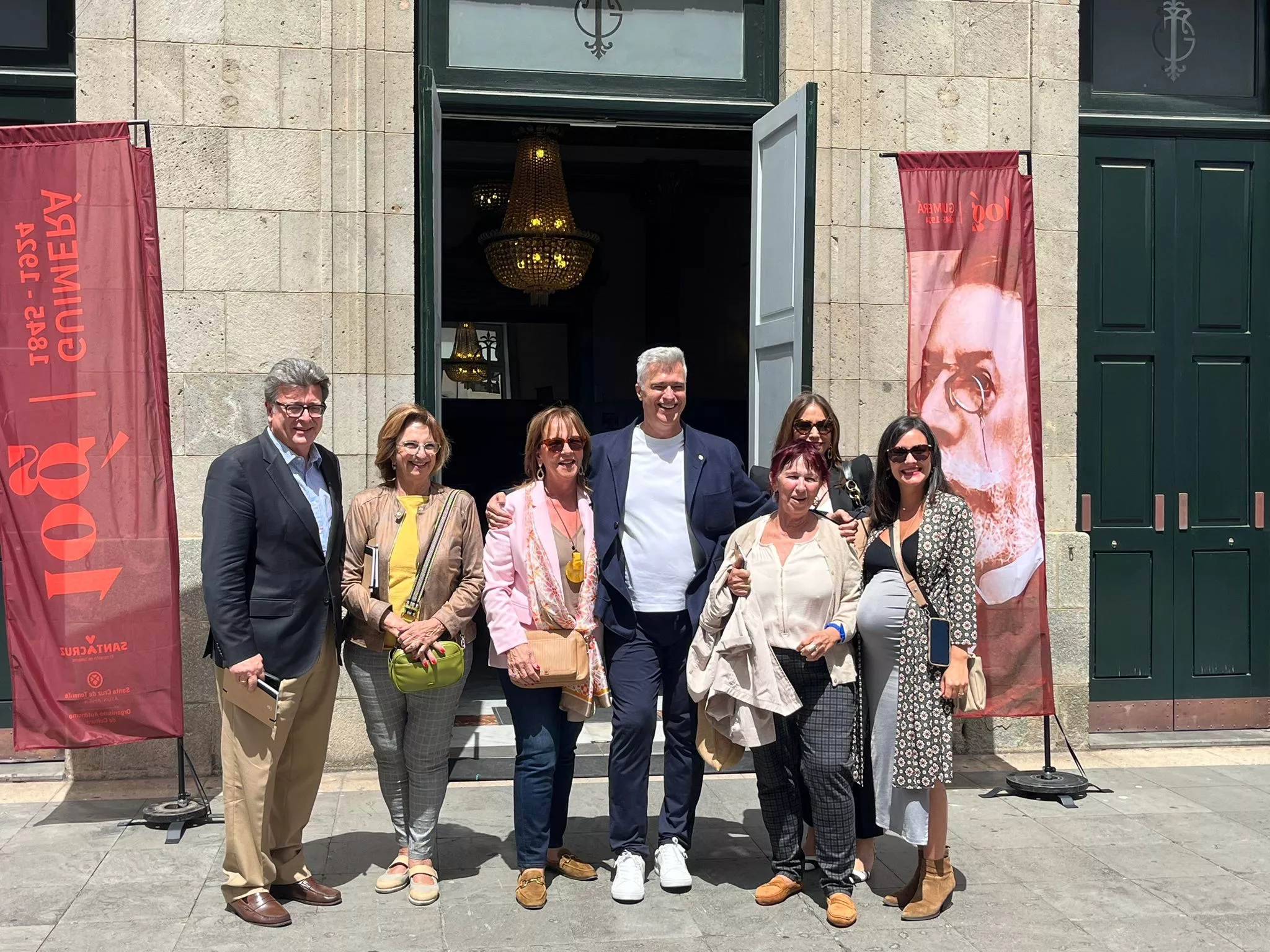 Familia Guimerá frente al teatro que lleva su apellido y acompañada del consejero insular de Cultura, Jose Carlos Hacha (i), y el concejal de Cultura de Santa Cruz, Santiago Díaz (c) / AH / BELA CABRERA