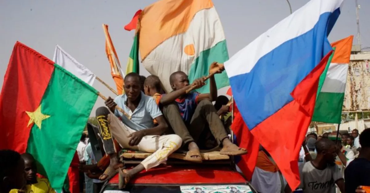 Manifestantes exhiben banderas de Níger y Rusia durante una marcha por las calles de Niamey que exige la retirada de tropas de Estados Unidos del país africano. / ISSIFOU DJIBO-EFE
