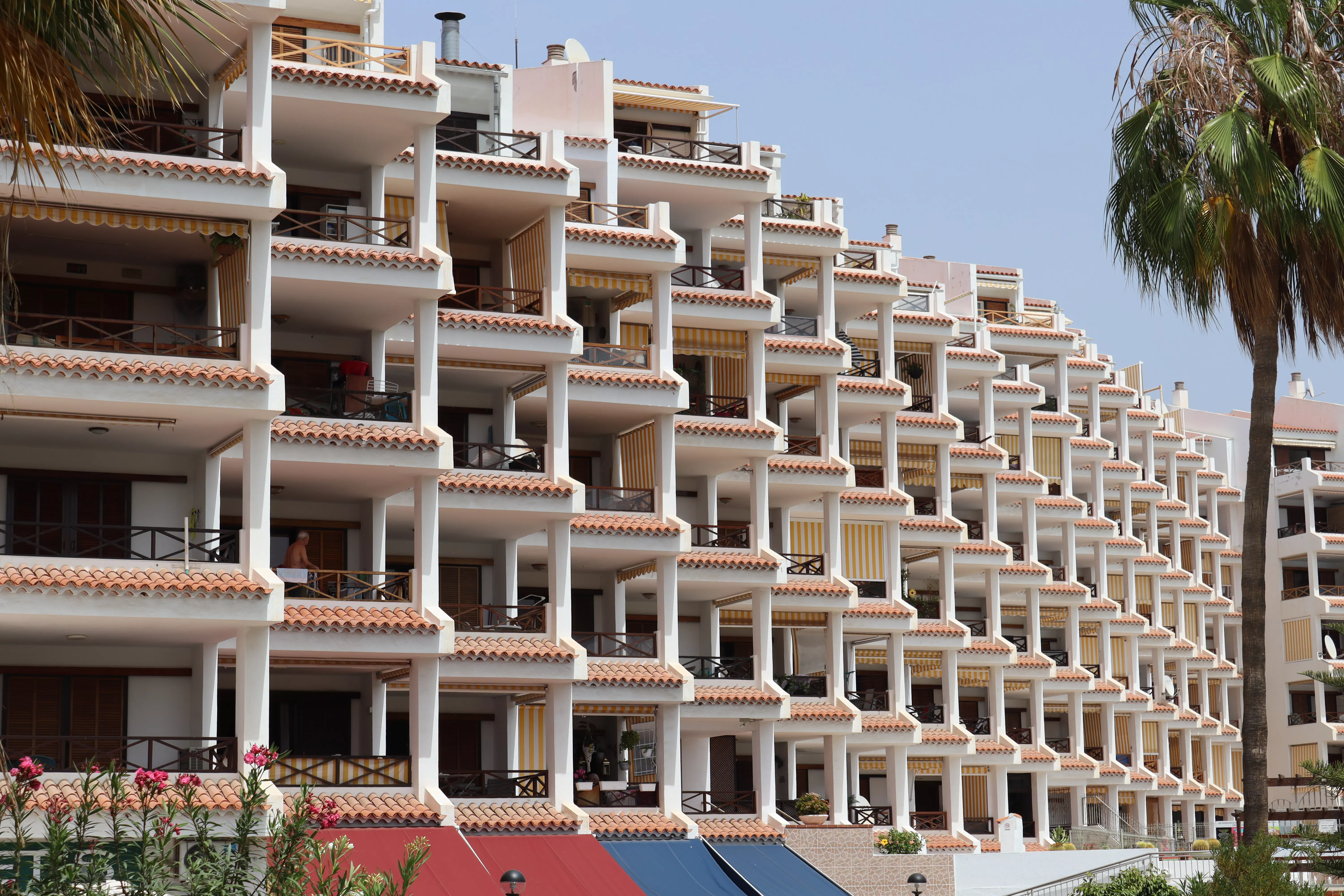 Apartamentos turísticos en Adeje, en el sur de Tenerife. / AINOHA CRUZ-AH