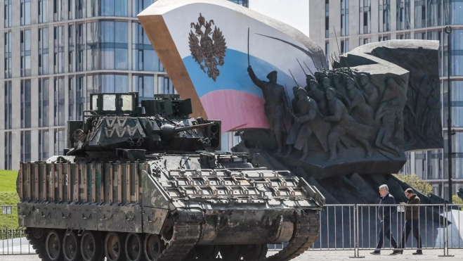 Un tanque estadounidense capturado por el ejército ruso en Ucrania se exhibe en las calles de Moscú. / 