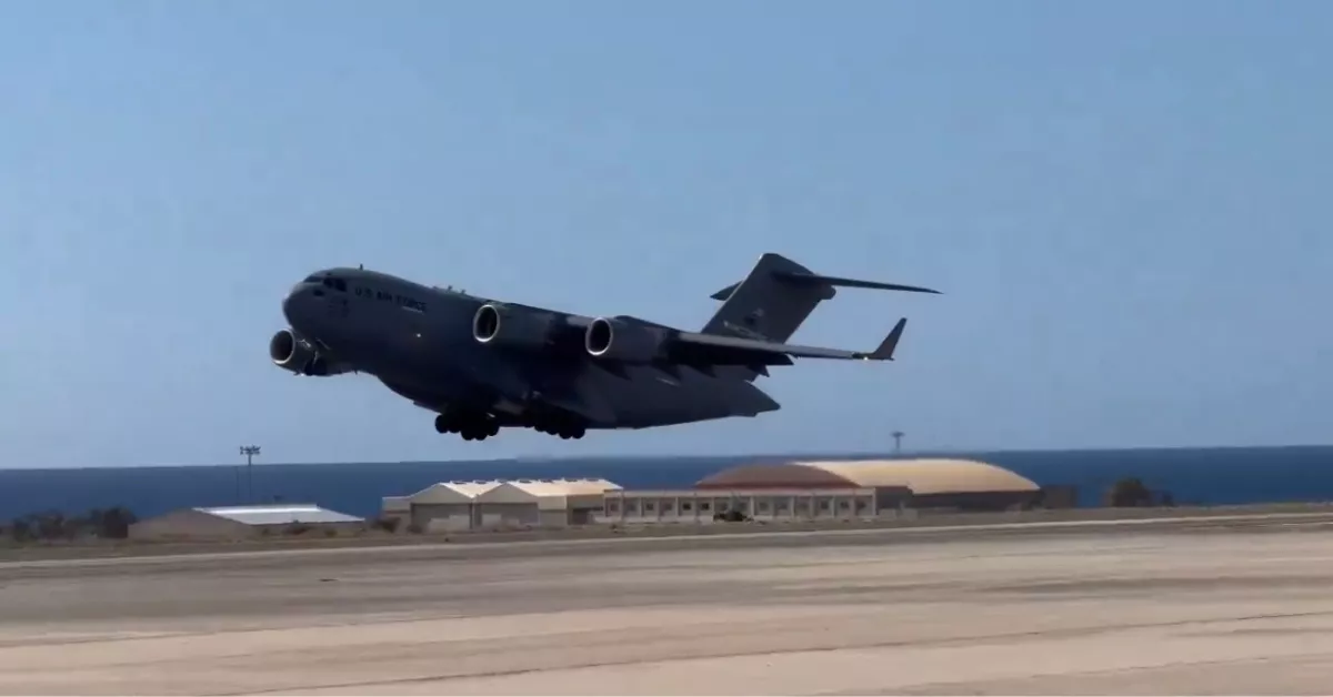 Un C-17 Globemaster III, 'La Bestia', al despegar de la Base Aérea de Gando en abril. / @Controladores