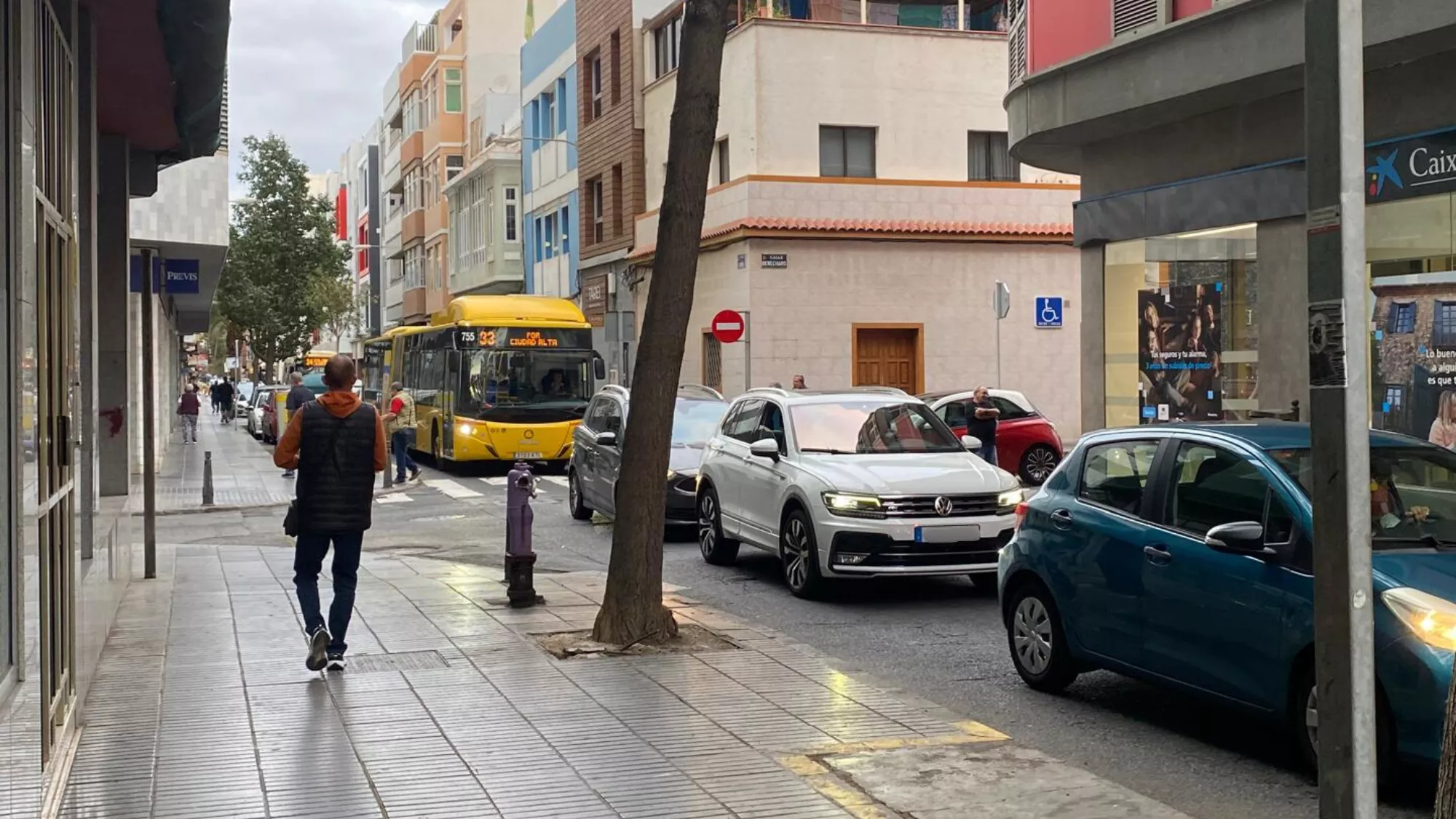 Calla La Naval, en La Isleta, con una fila de coches y guaguas debido al cierre de la calle Doctor José Guerra Navarro / ATLÁNTICO HOY