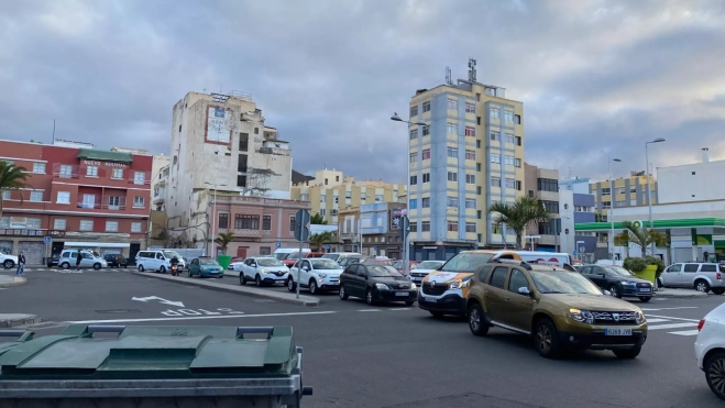 Coches de La Naval, atravesando Manuel Becerra dirección Belén María para poder incorporarse a la autovía / ATLÁNTICO HOY Coches de La Naval, atravesando Manuel Becerra dirección Belén María para poder incorporarse a la autovía / ATLÁNTICO HOY