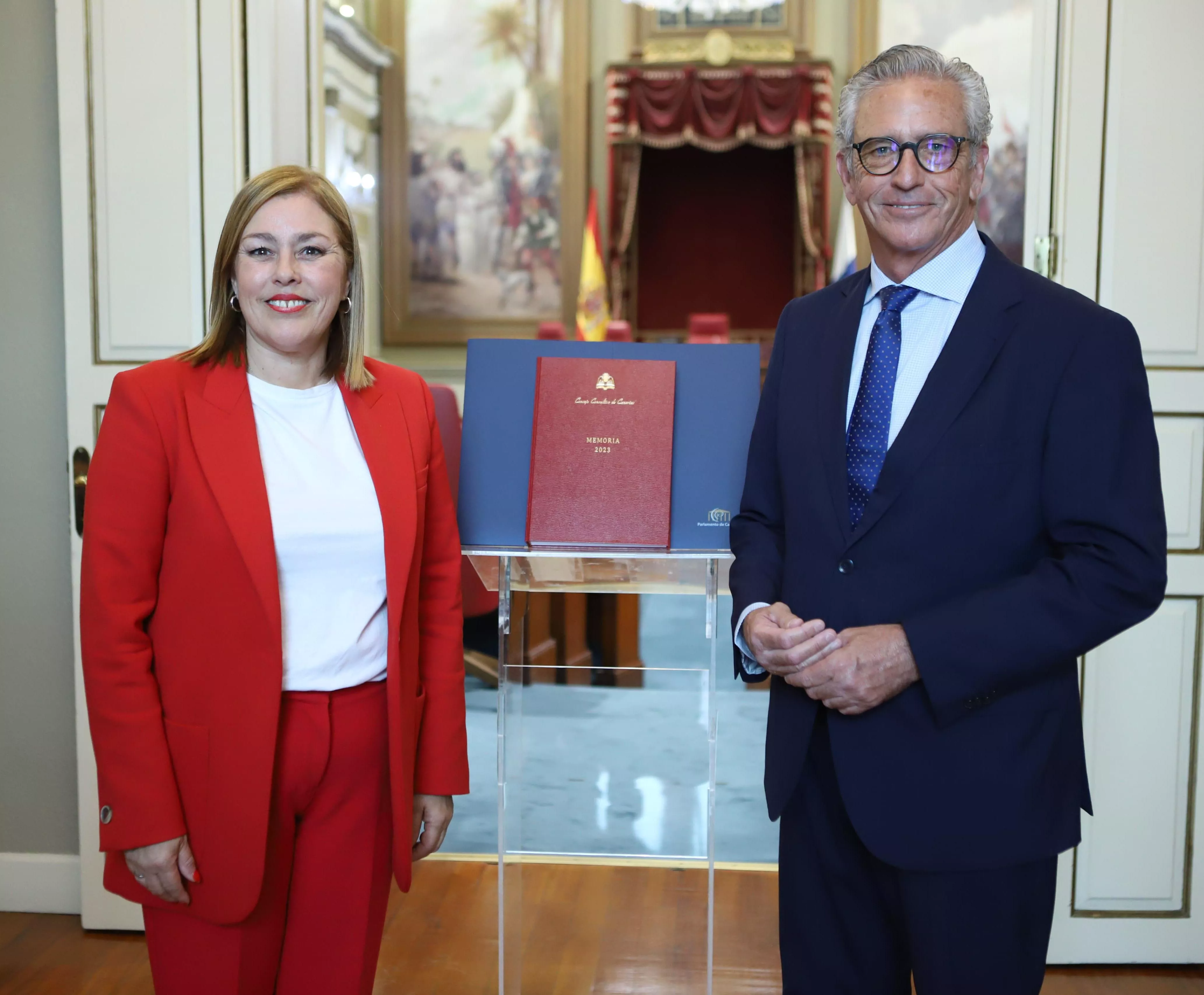La presidenta del Parlamento de Canarias, Astrid Pérez, y Pablo Matos, presidente del Consejo Consultivo./ CEDIDA
