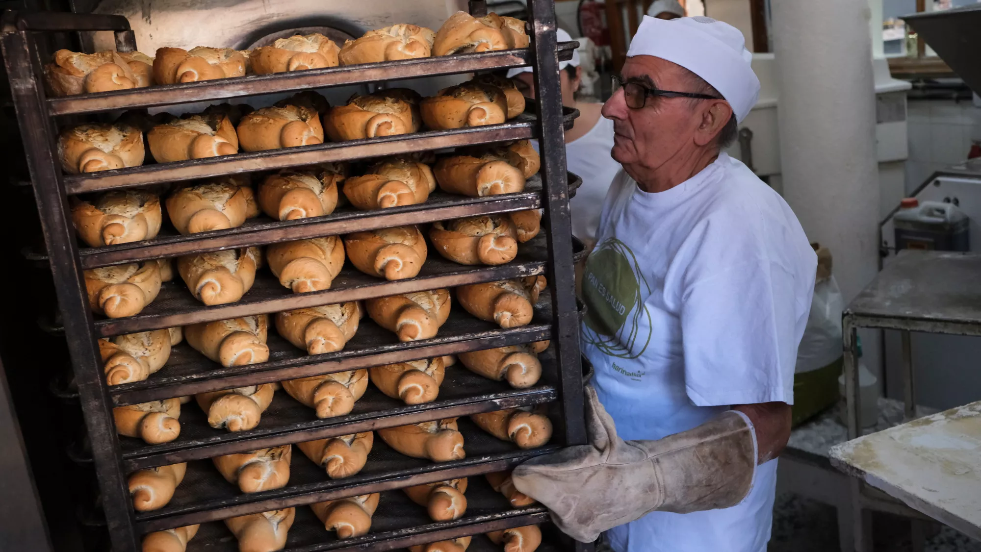 El panadero argentino Omar Varela trabaja en su negocio familiar que montó cuando llegó a Tenerife huyendo de la crisis económica de su país en 2001 / EFE - Alberto Valdés