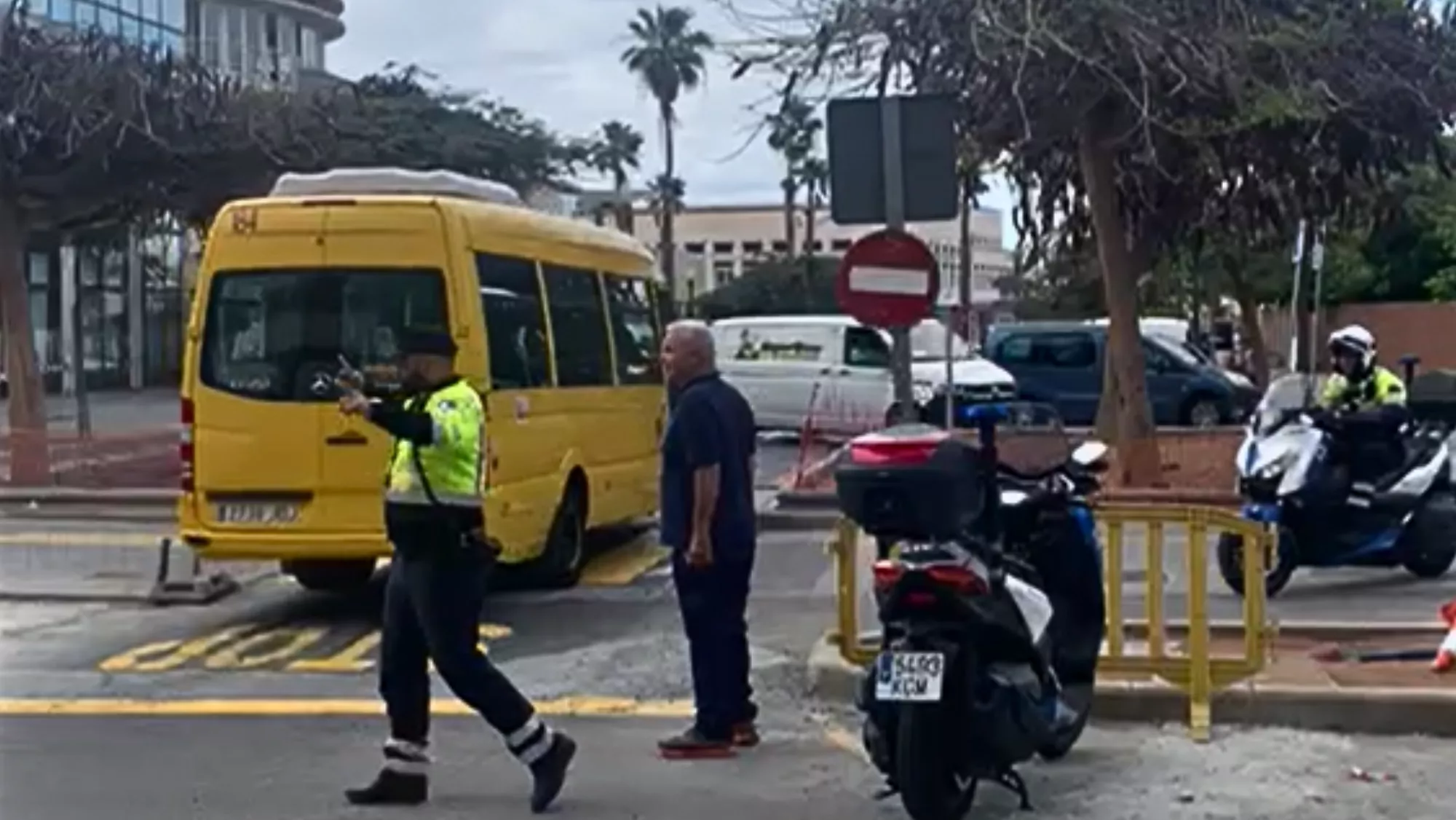 Desvío del trágico de Belén María por la calle Doctor José Guerra Navarro porque a un camión se le cayó la mercancía/ AH Desvío del trágico de Belén María por la calle Doctor José Guerra Navarro porque a un camión se le cayó la mercancía/ AH