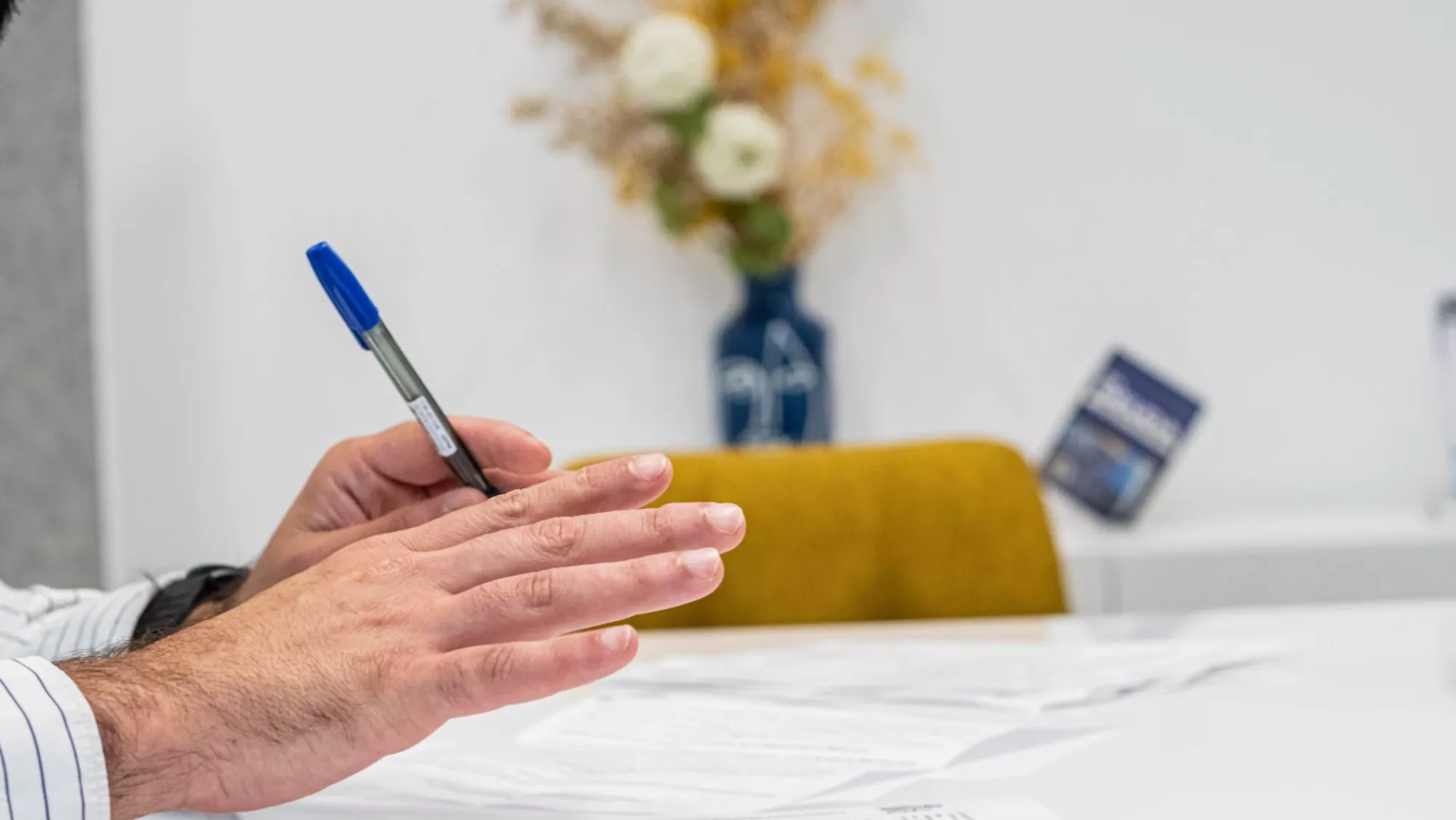 Plano detalle de la entrega de cancelación de la deuda al matrimonio de Ingenio / CANARIAS SIN DEUDA Plano detalle de la entrega de cancelación de la deuda al matrimonio de Ingenio / CANARIAS SIN DEUDA