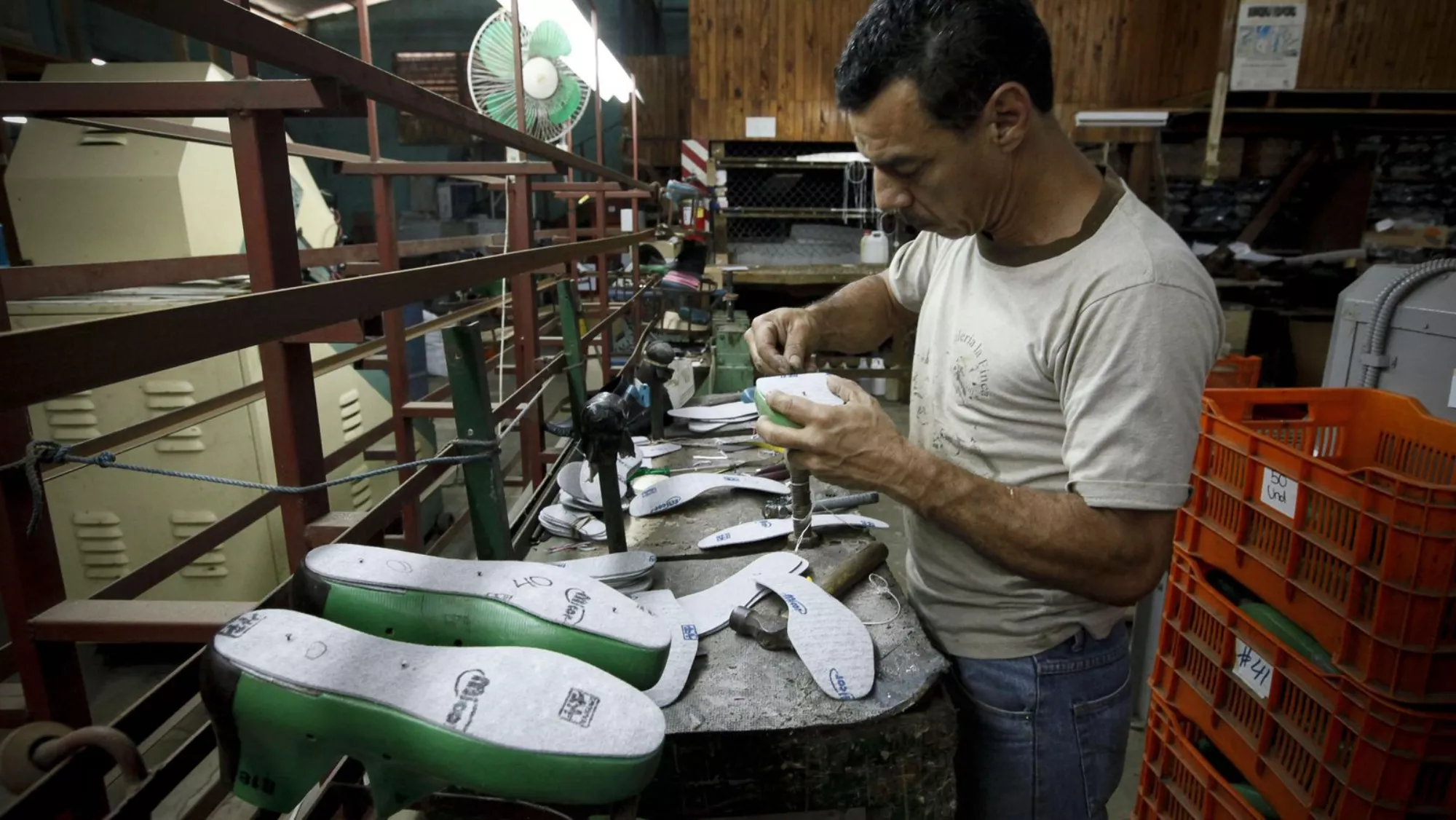 Imagen de un zapatero en su taller / EFE