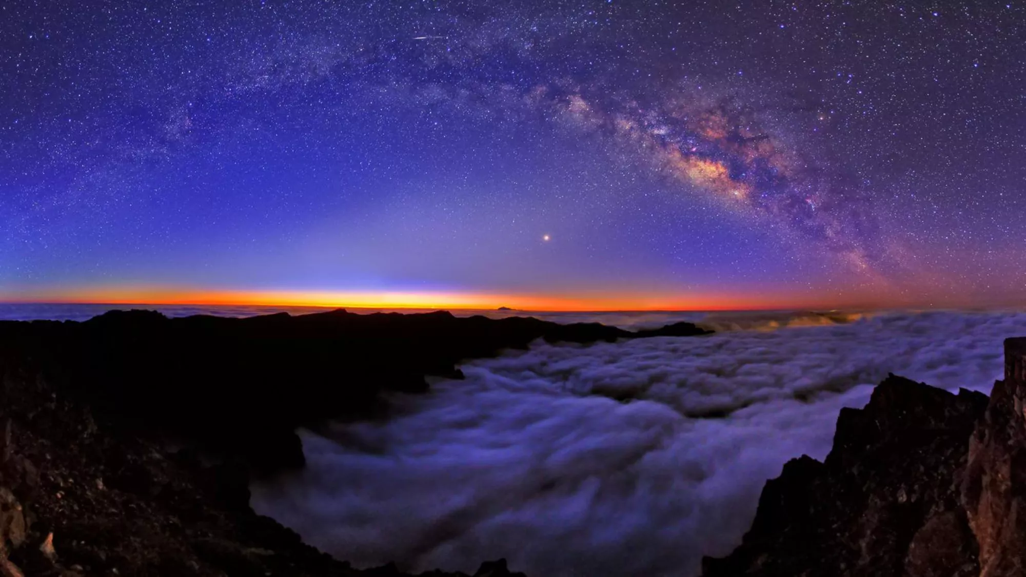 Imagen de lluvia de estrellas en Canarias / HOLA ISLAS CANARIAS