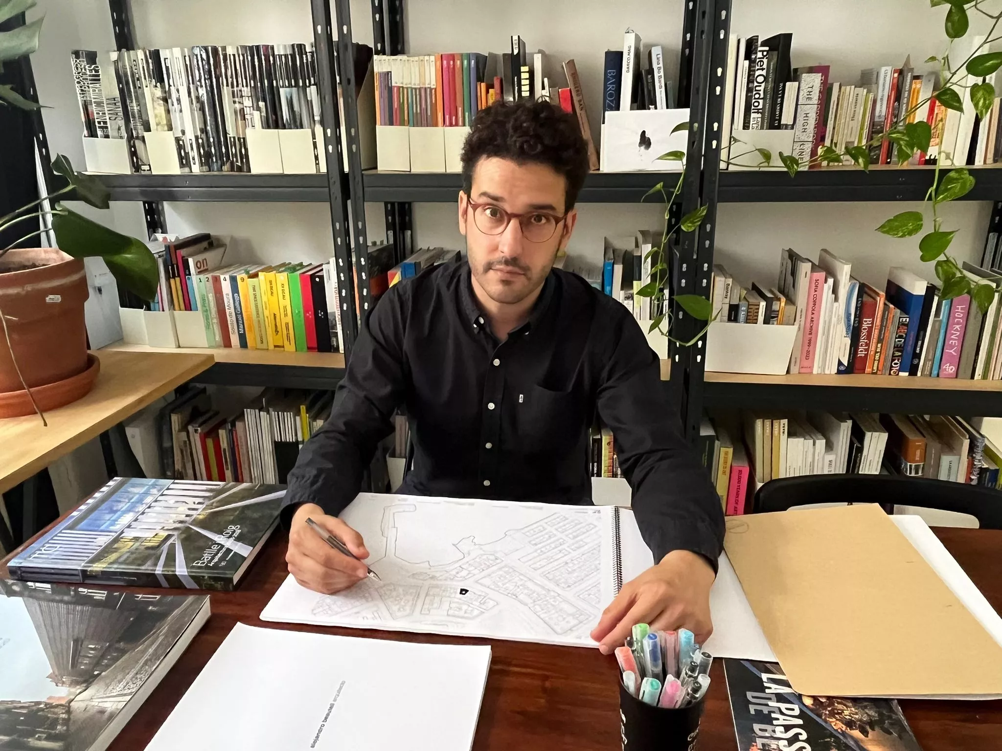 El arquitecto tinerfeño Jorge Díaz, en su despacho / AH / BELA CABRERA El arquitecto tinerfeño Jorge Díaz, en su despacho / AH / BELA CABRERA