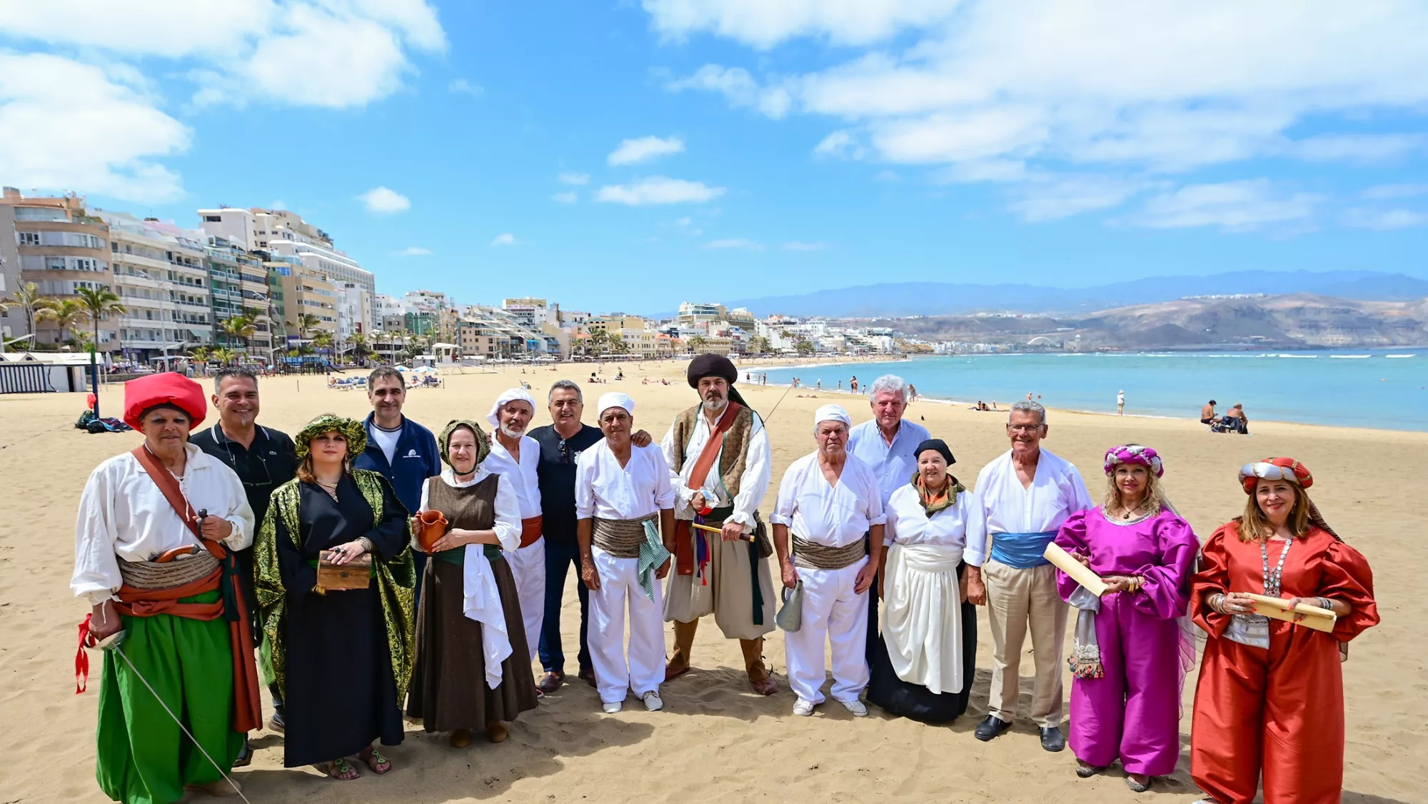 Foto de familia con los figurantes de la obra teatral en Las Canteras / AYUNTAMIENTO DE LAS PALMAS DE GRAN CANARIA